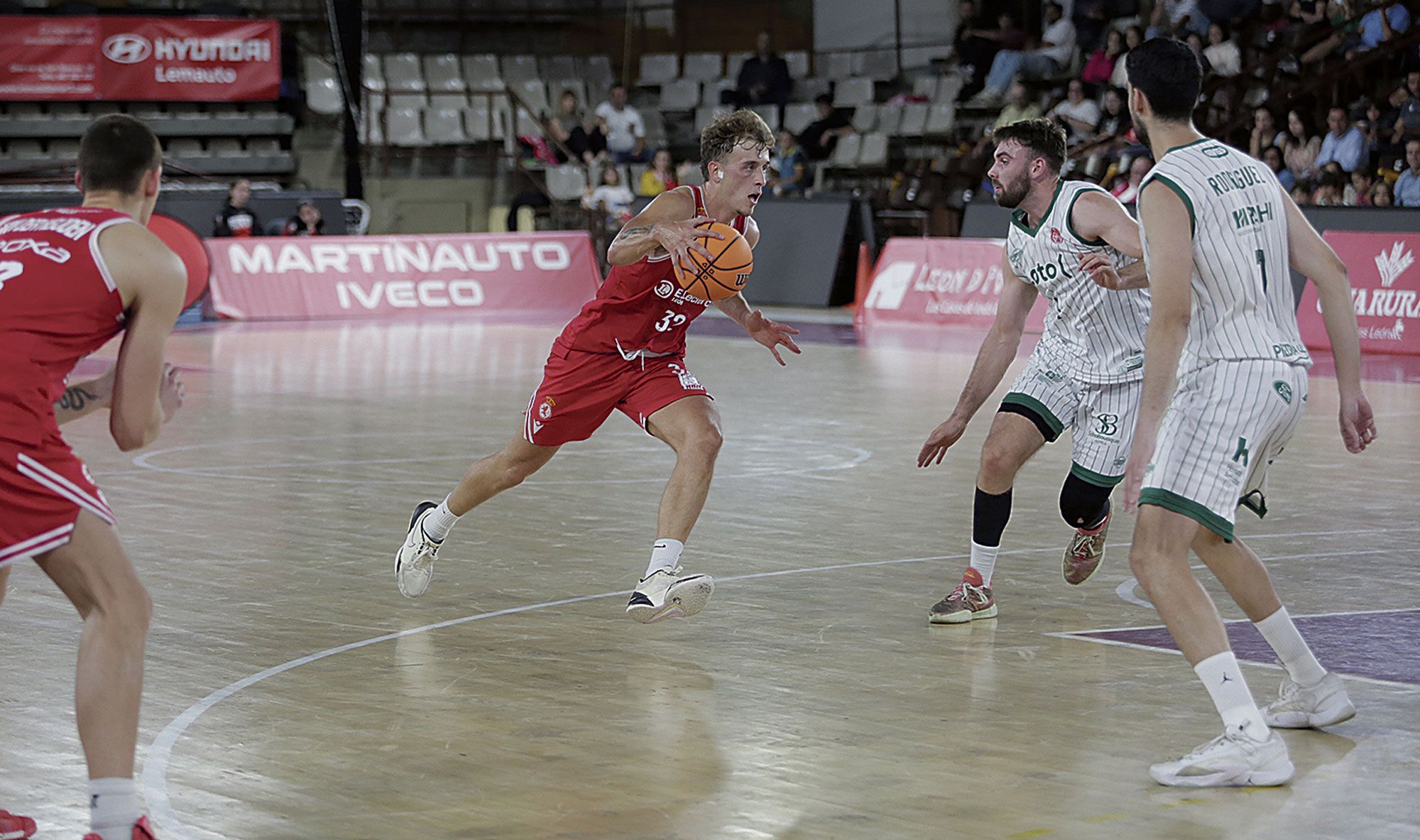 Jaime Llamas intenta penetrar mientras Van der Heijden pide el balón en el triple. FERNANDO OTERO