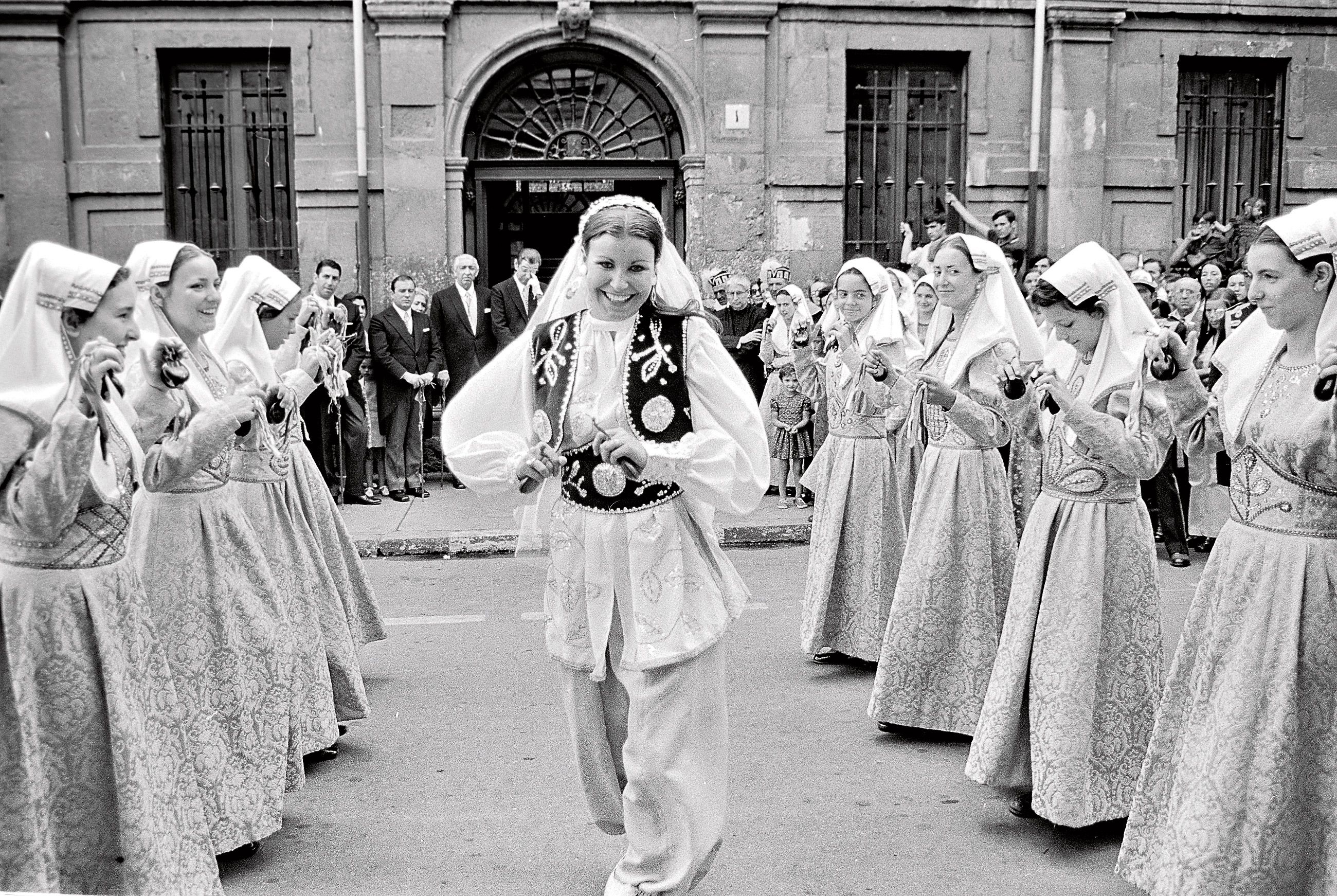 Otro suceso que tuvo gran repercusión en la ciudad, un robo en el Banco de Bilbao, el atracador resultó que herido en el hospital (1978).  | FERNANDO RUBIO