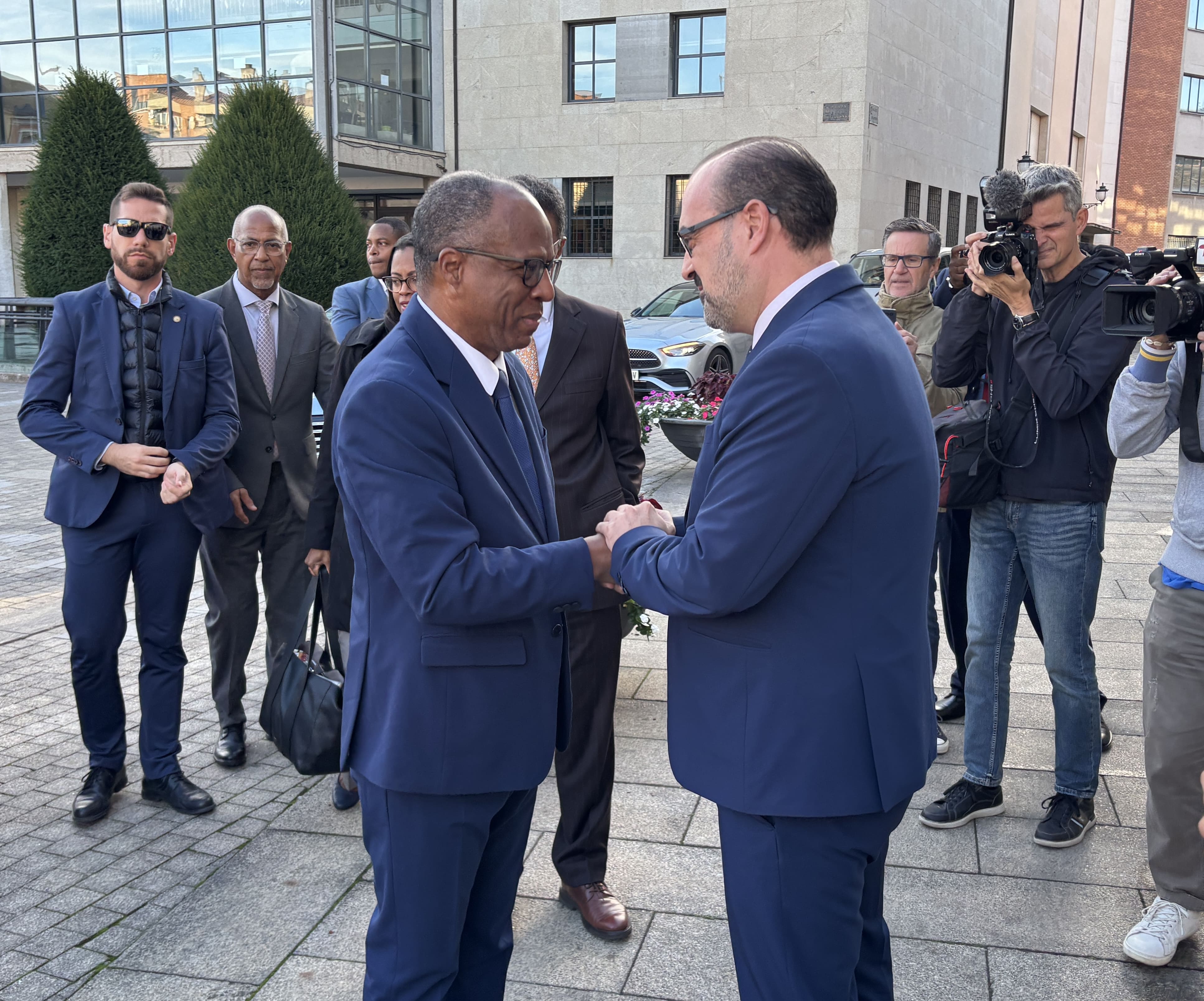 José Ulisses de Pina Correia e Silva (i) junto a Marco Morala (d). | JAVIER FERNÁNDEZ