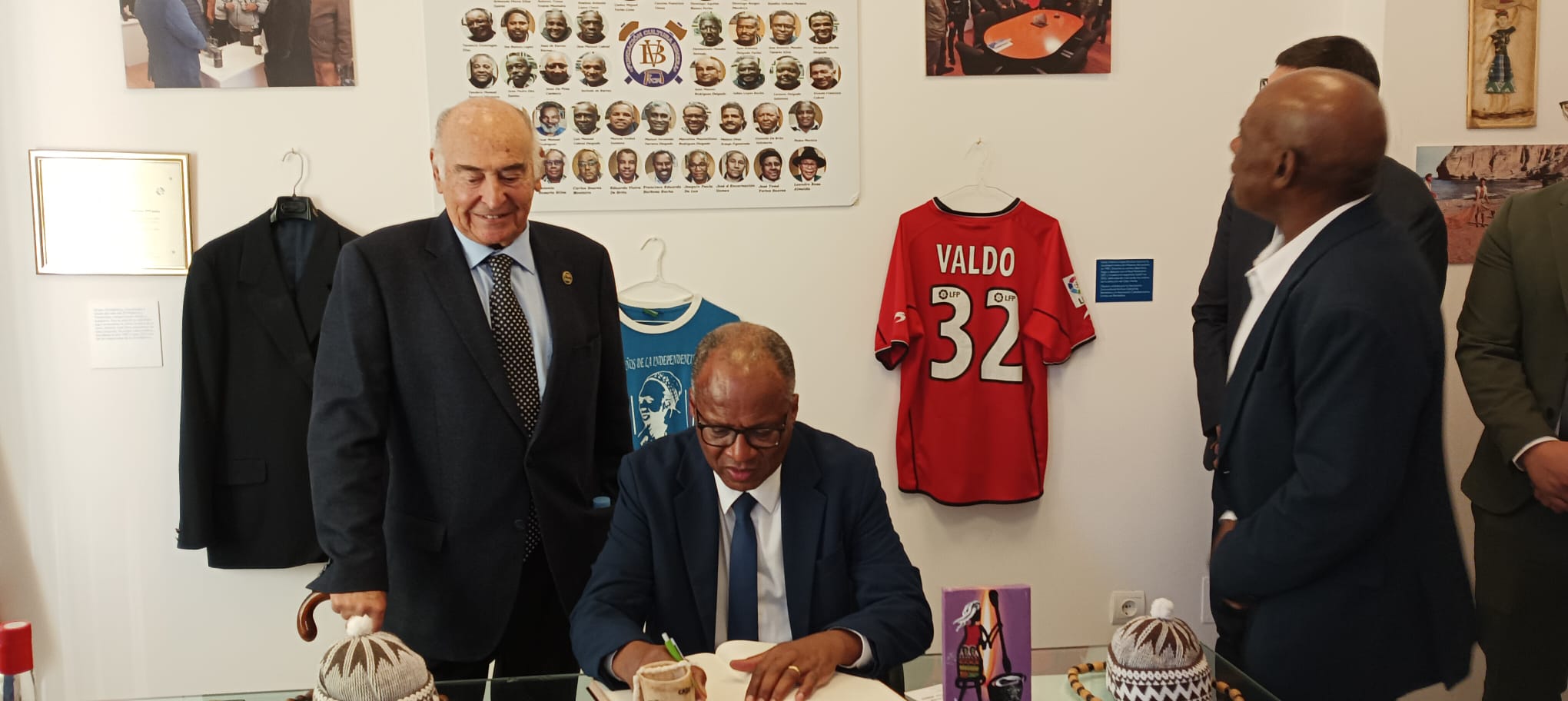 Firma del acuerdo de Ulisses Correia e Silva con la Fundación Cultura Minera.