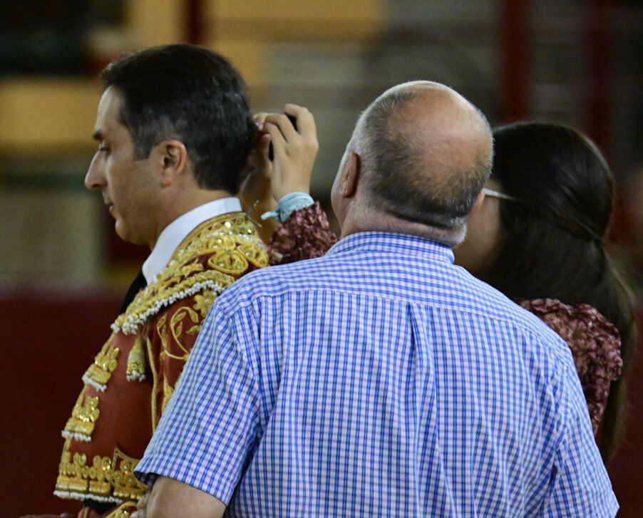La hija de Javier Castaño le cortó la coleta el domingo en Zaragoza, era el adiós del último torero de León y, seguramente, el más importante  