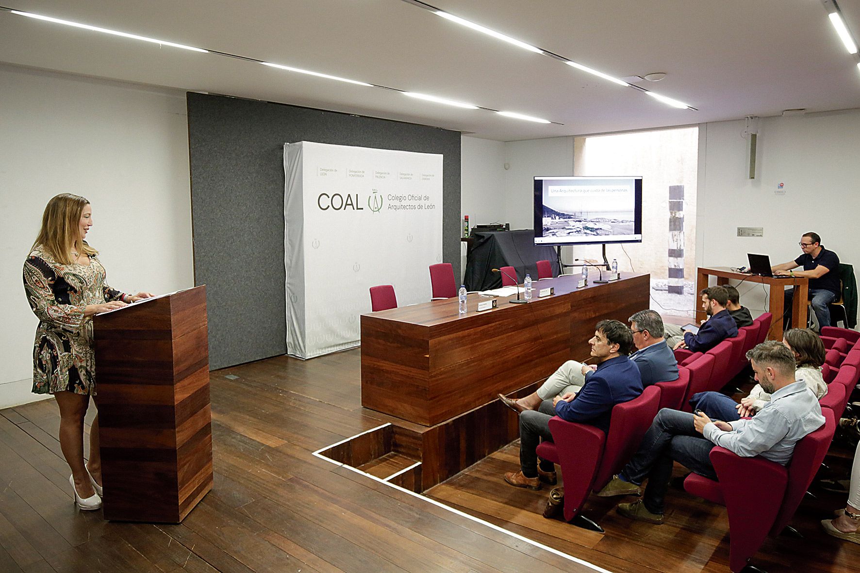 Un instante del acto celebrado este lunes en la sede central del Coal. | FERNANDO OTERO