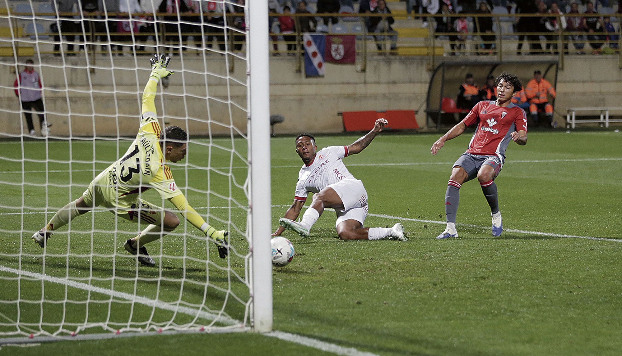 Lucas conecta el remate que Lizoain sacó en el descuento. | FERNANDO OTERO