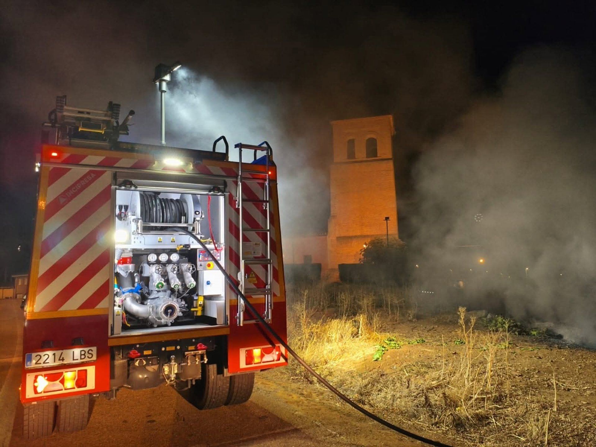 Los bomberos del Sepeis en el incendio en Matanza de los Oteros. | DIPUTACIÓN DE LEÓN