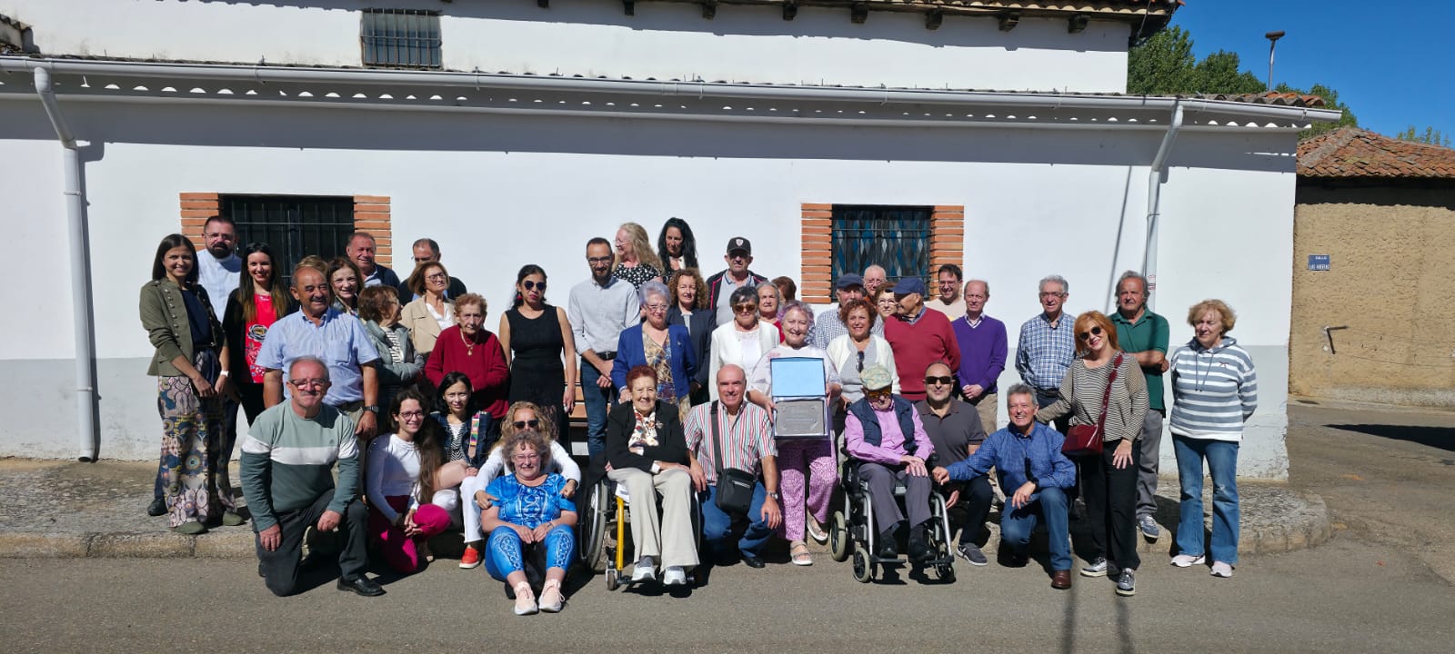 Foto de familia de la celebración del homenaje realizado a Maximino. | L.N.C.