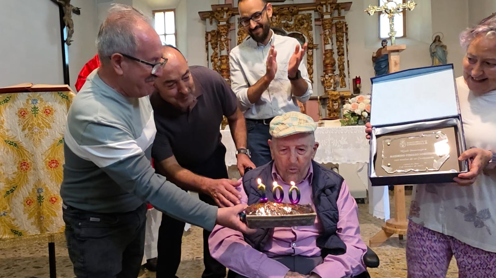 Maximino soplando las 100 velas de su cumpleaños. | L.N.C.