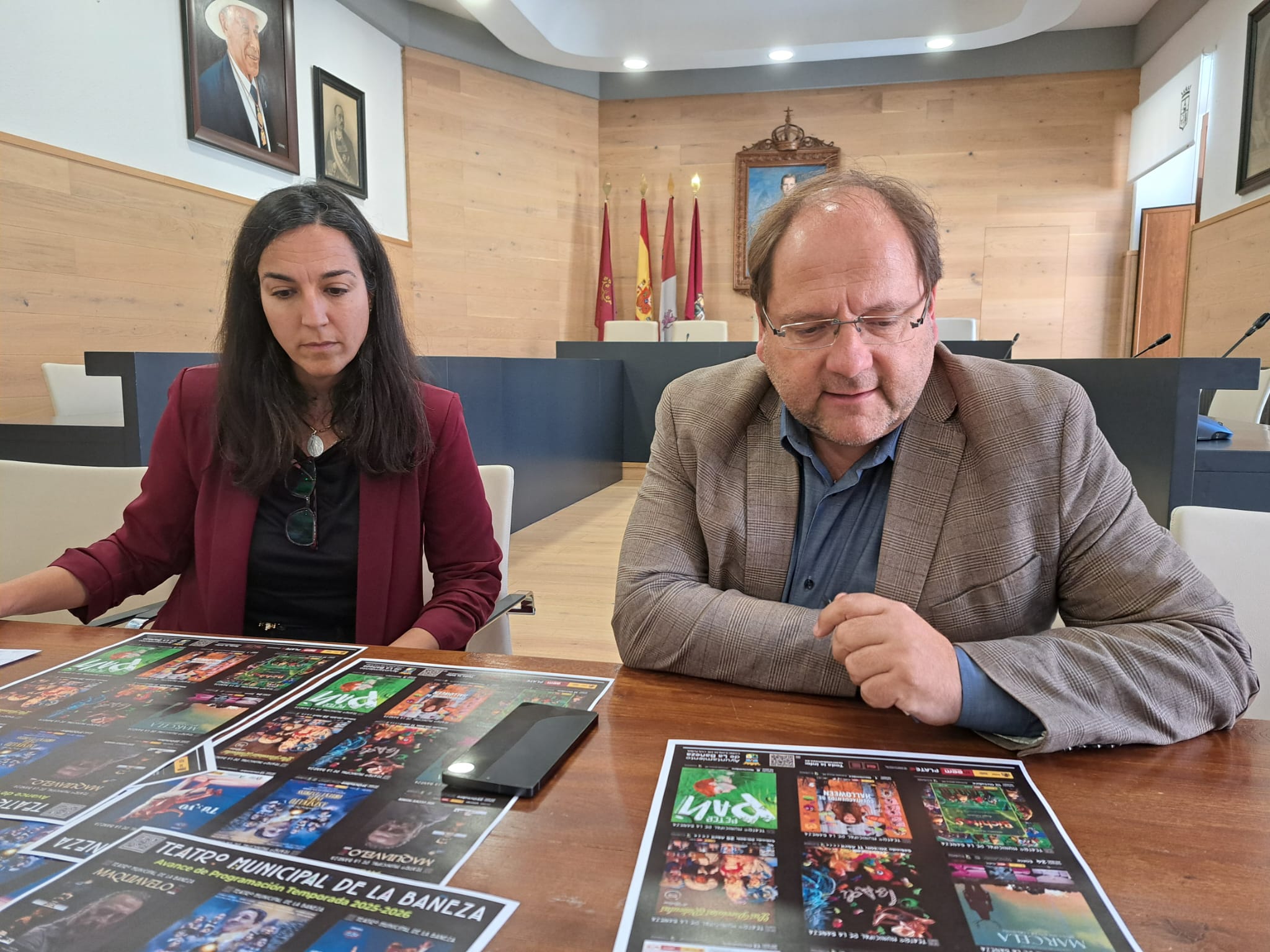 Silvia Cubría y Javier Carrera presentando la programación del Teatro Municipal. | L.N.C.
