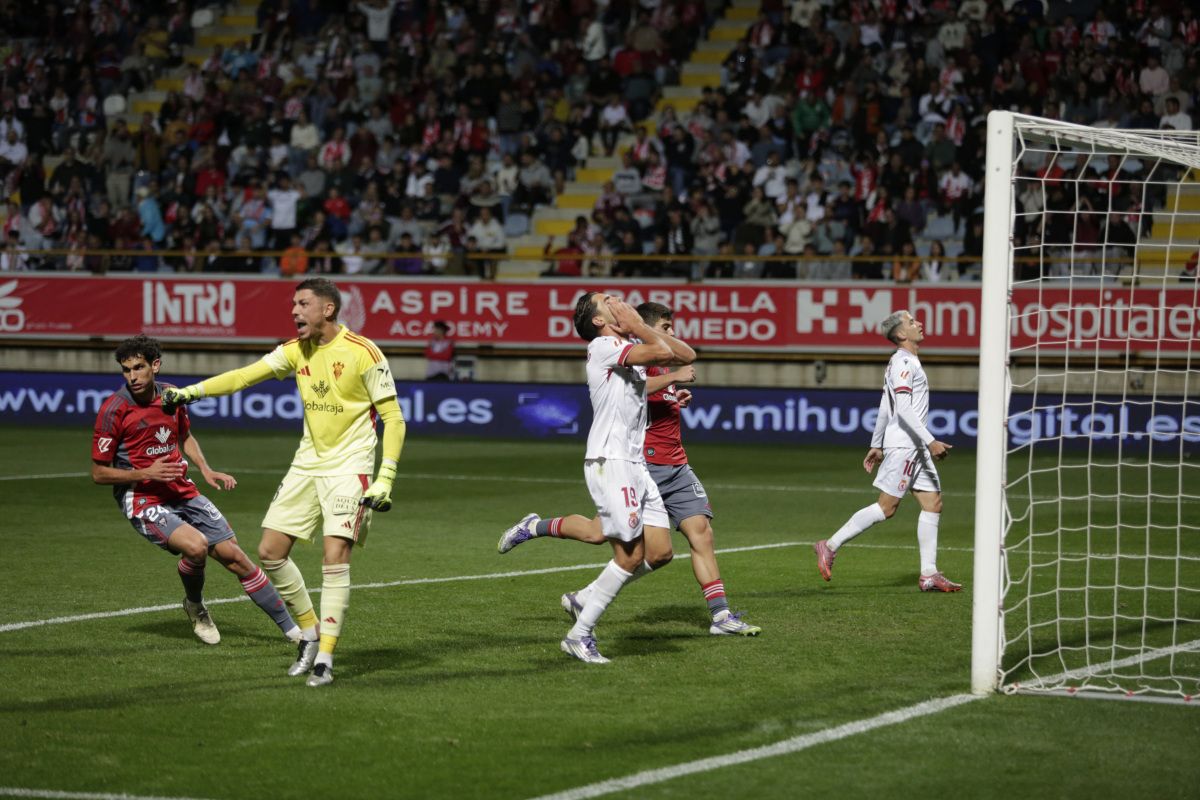 Sobrino se lamenta tras una acción ante el Albacete. | FERNANDO OTERO