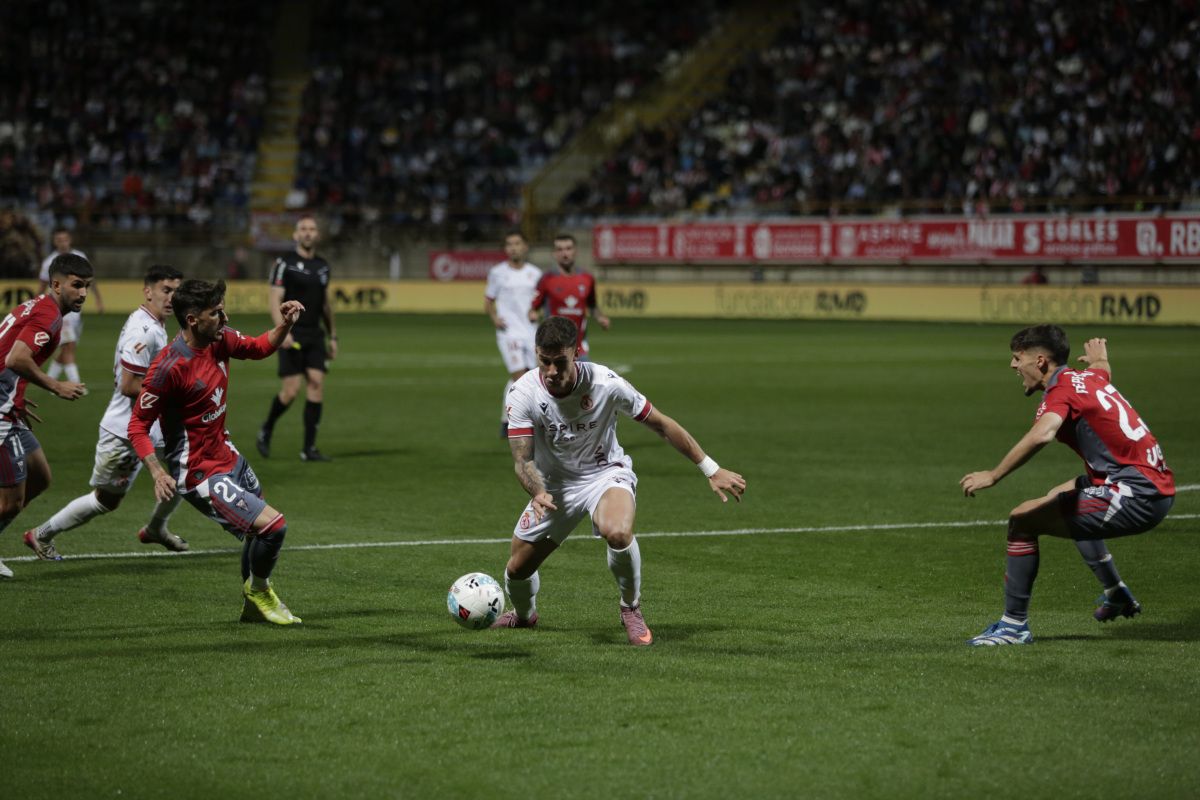 Collado recibe entre dos rivales durante el partido frente al Albacete. | CYD