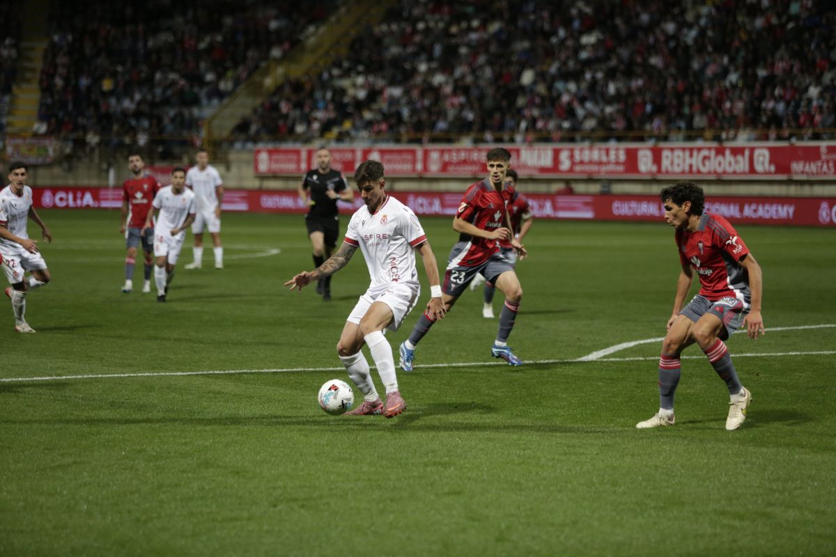 Collado controla el balón en el partido de la Cultural en el Reino ante el Albacete. | FERNANDO OTERO