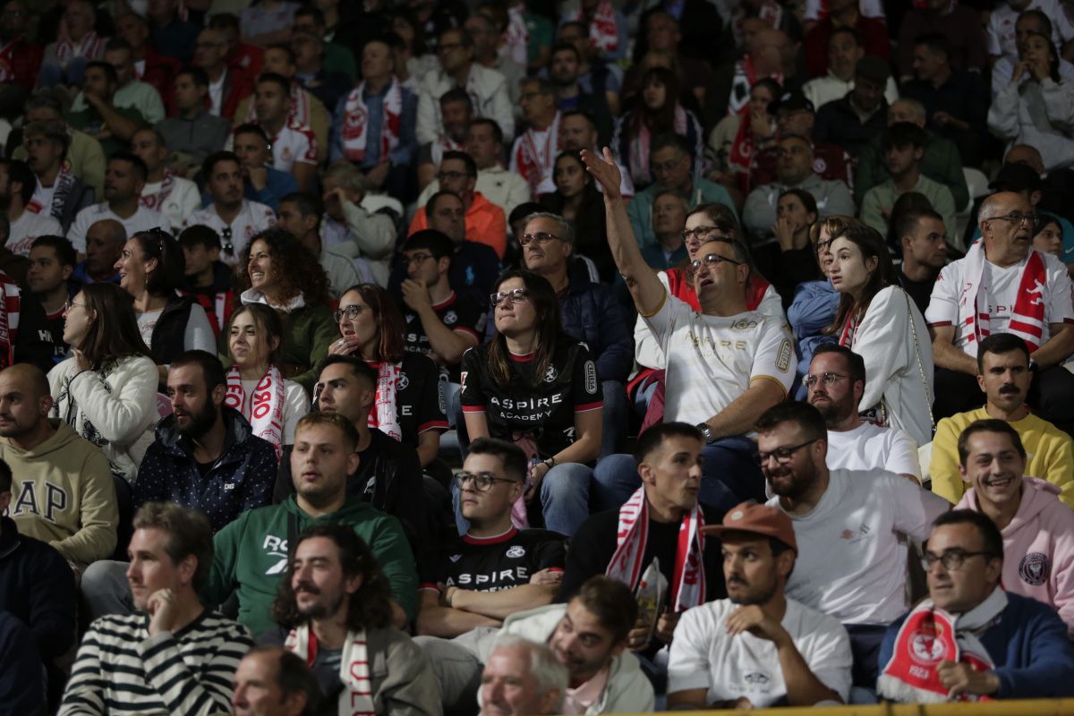 La afición de la Cultural, durante el partido frente al Albacete. | FERNANDO OTERO