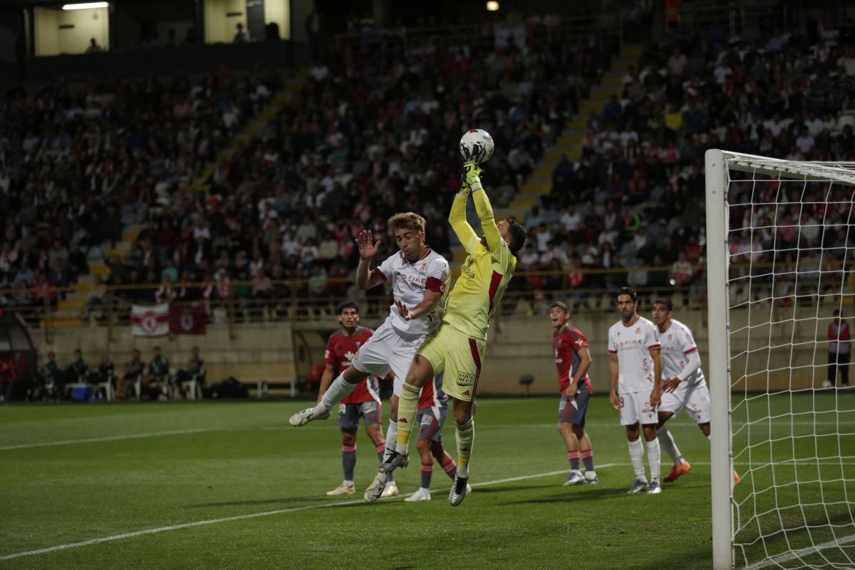 El central de la Cultural, Rodri, busca un balón aéreo con el portero ante el Albacete. | FERNANDO OTERO