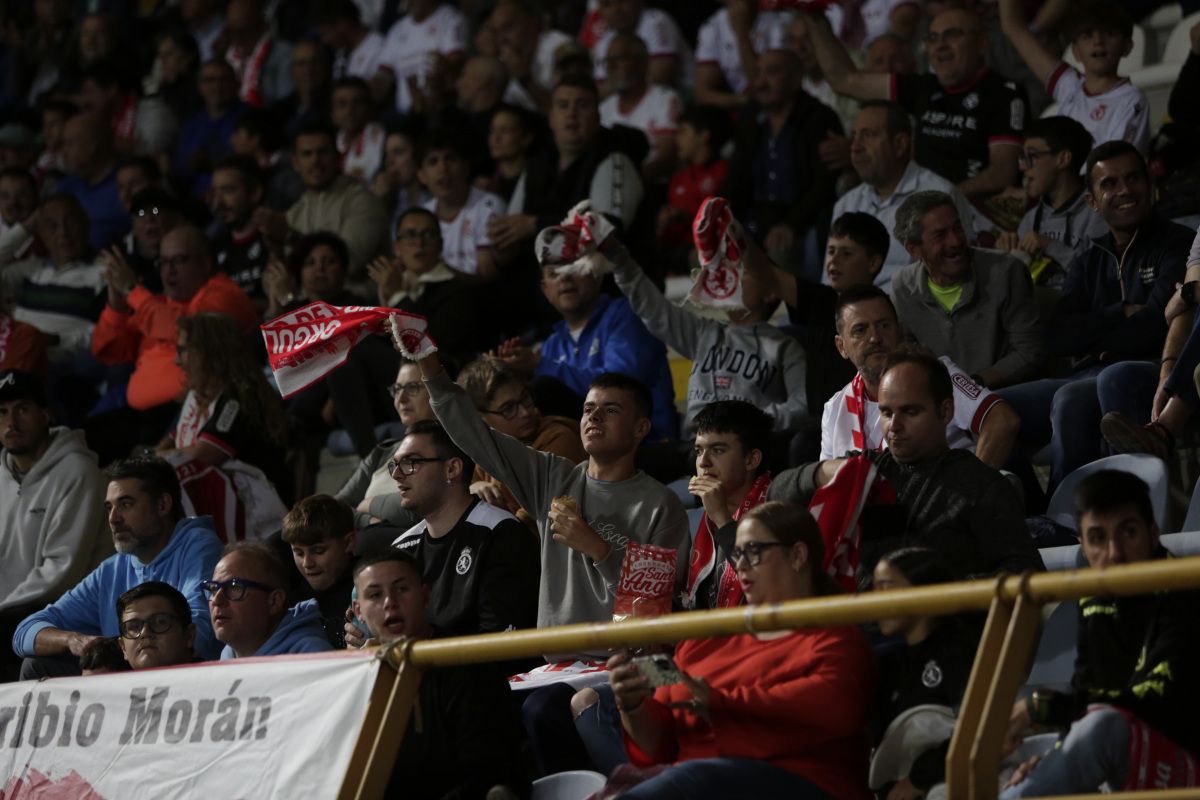 Imagen de la afición de la Cultural en un encuentro de esta temporada. | FERNANDO OTERO