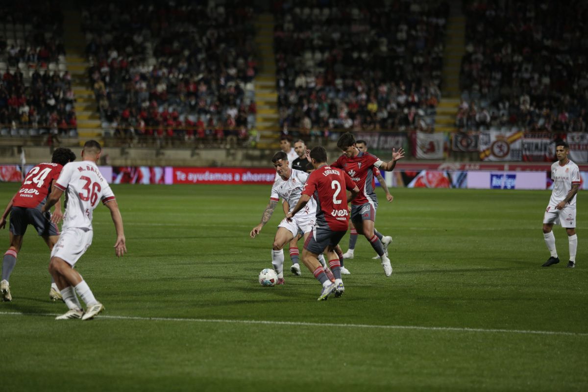 Collado, en la imagen durante el choque frente al Albacete, apunta a ser uno de los protagonistas frente alTropezón. FERNANDO OTERO