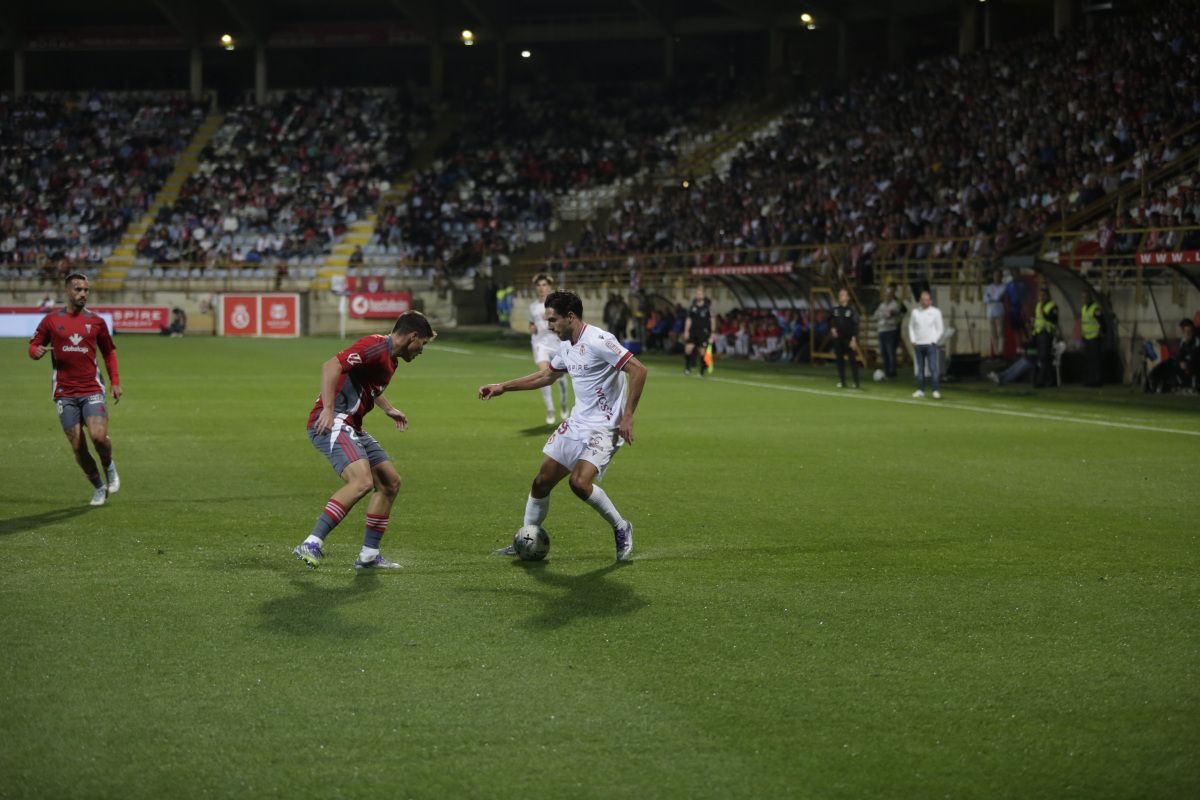 Sobrino encara a un rival durante el Cultural-Albacete. | FERNANDO OTERO