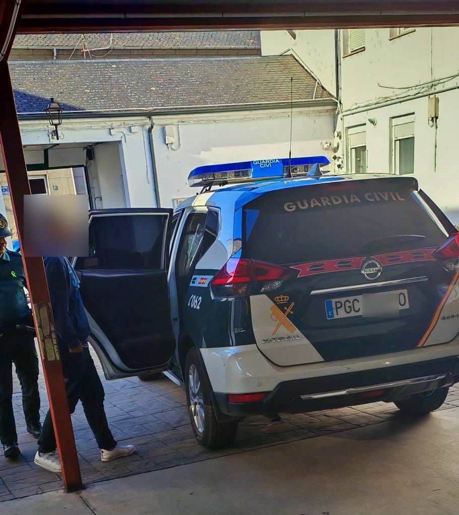 Momento de la detención en Cacabelos. | GUARDIA CIVIL