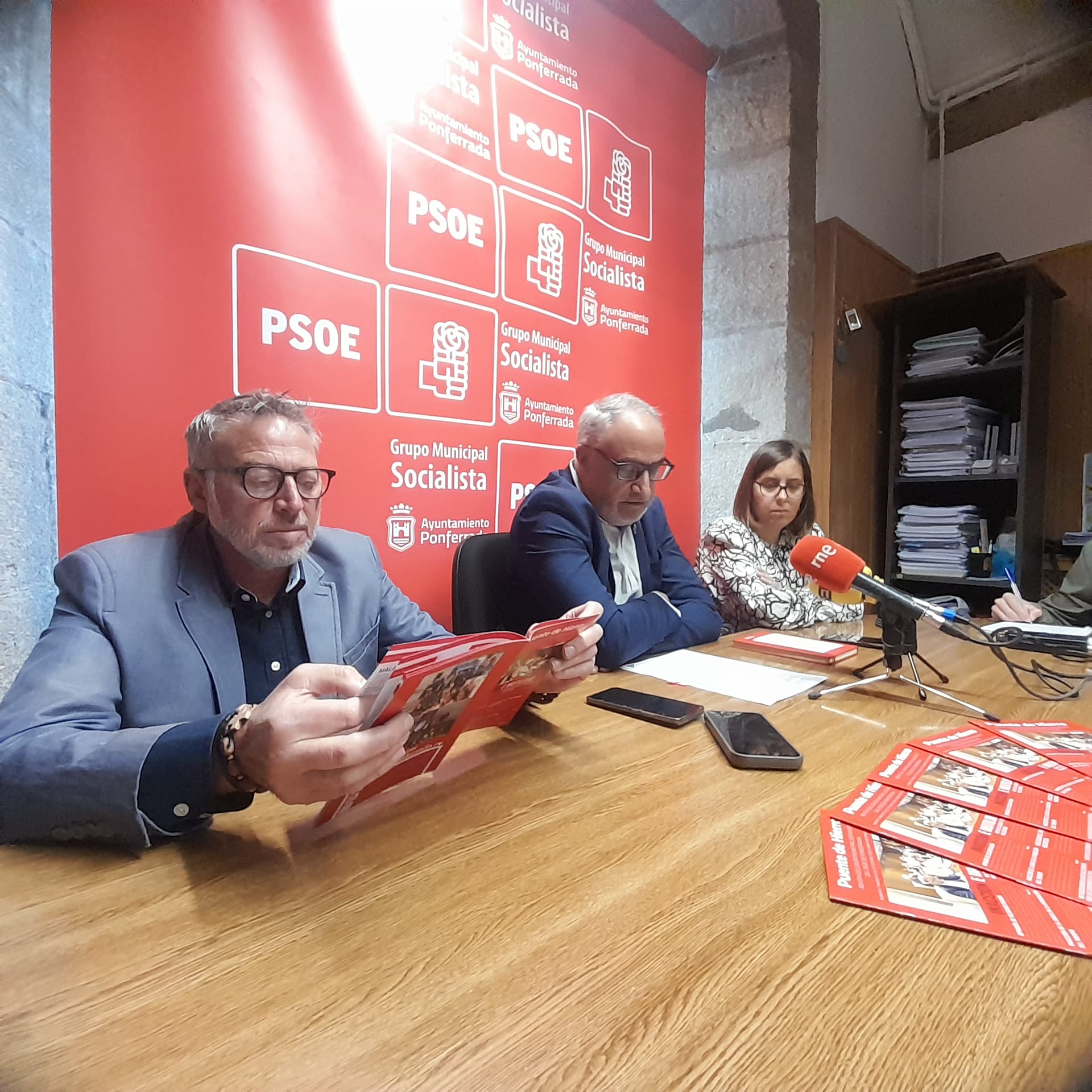 Presentación del número 7 de la revista del PSOE Puente de Hierro. | MAR IGLESIAS