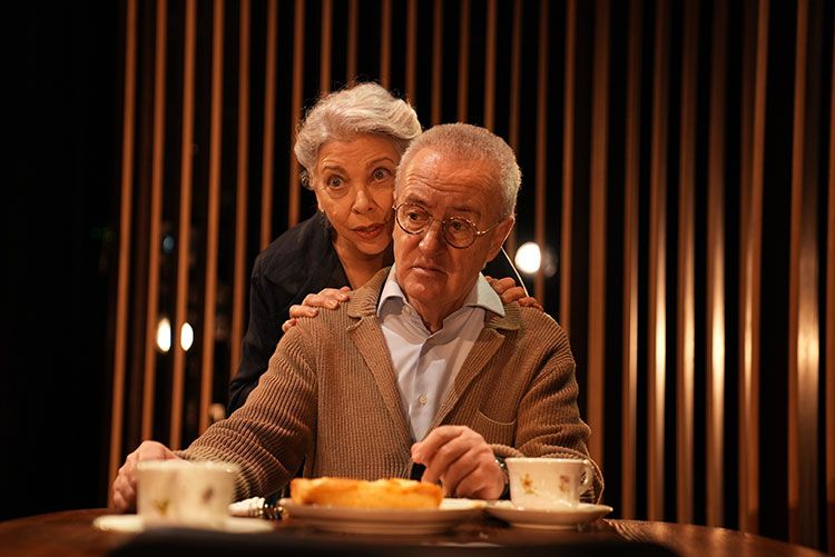 Los intérpretes Kiti Mánver y Carlos Hipólito en una escena de la obra de teatro ‘Música para Hitler’. | L.N.C.