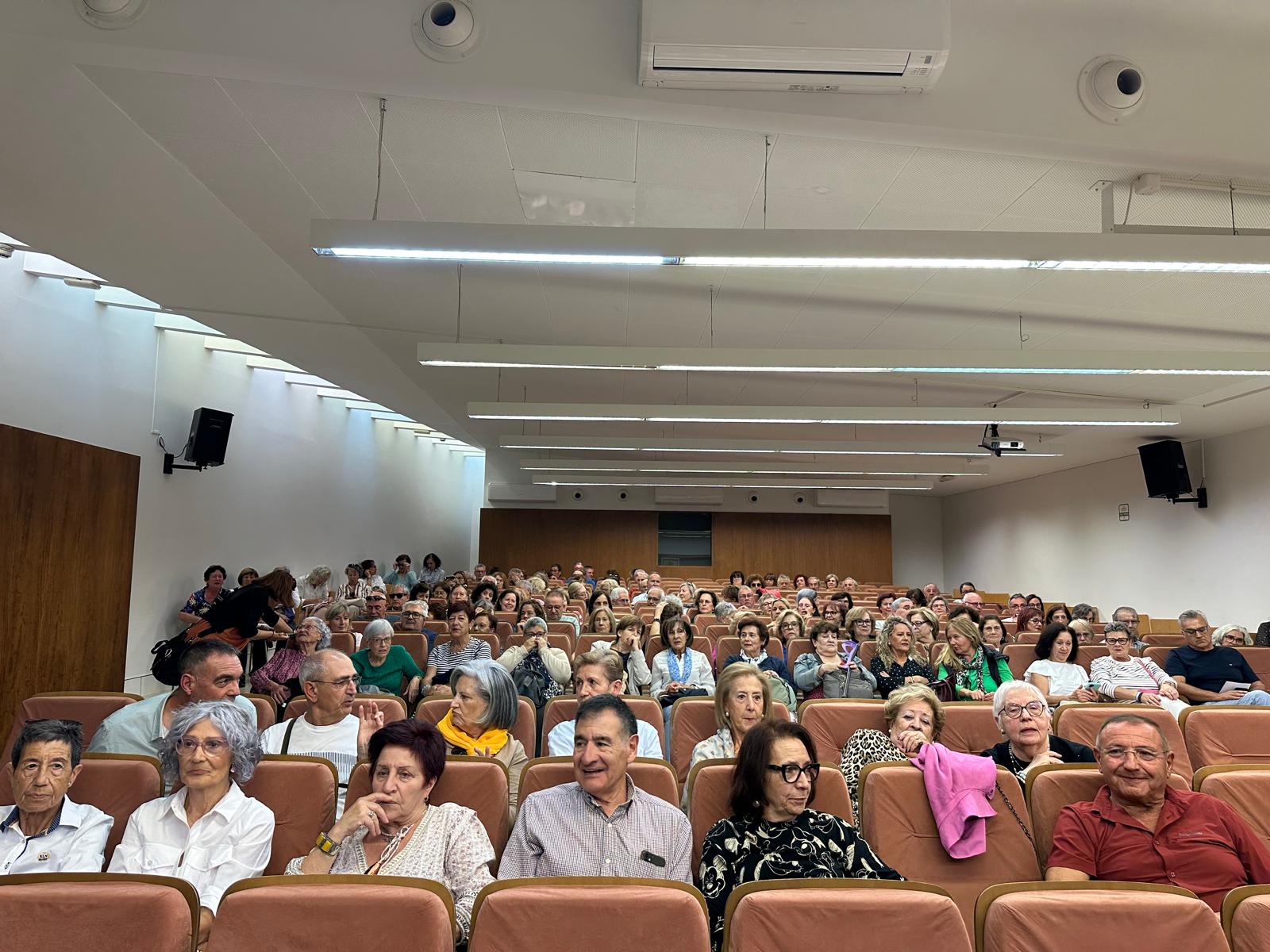 Inicio de curso en la Universidad de la Experiencia de Ponferrada. Inicio de curso en la Universidad de la Experiencia de Ponferrada.