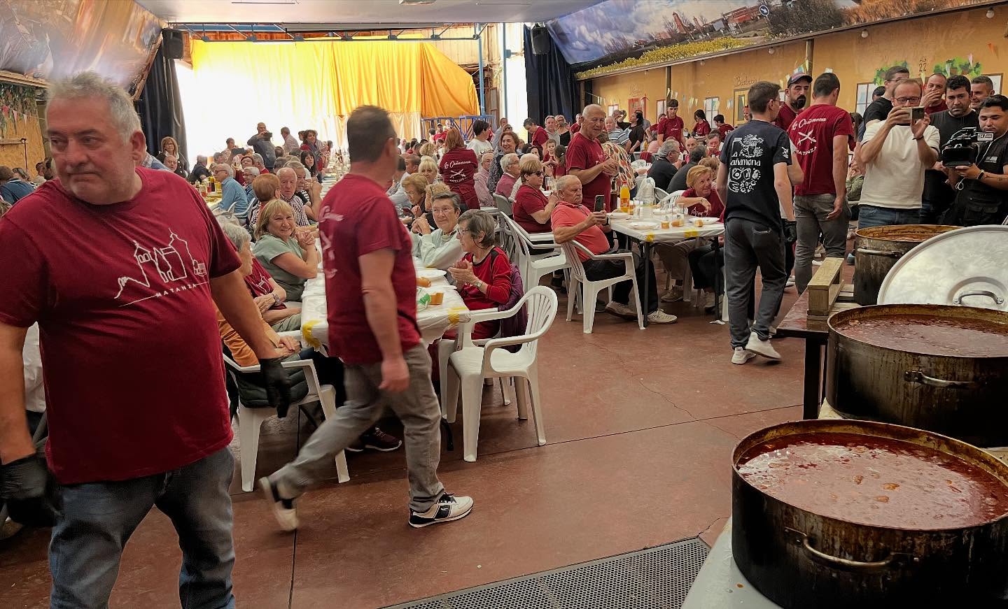 Los vecinos preparados para comer las patatas con carne. | L.N.C.
