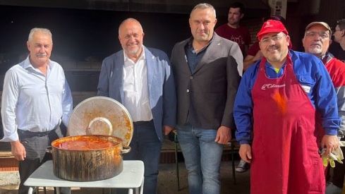 El presidente de la Diputación de León, Gerardo Álvarez Courel, tampoco se perdió la comida. | L.N.C.