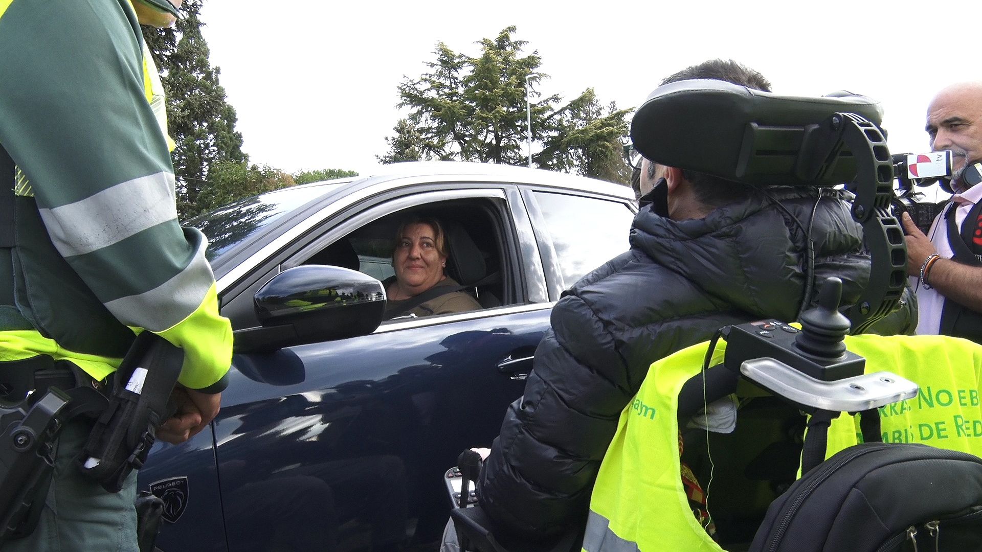 Control de tráfico de la Guardia Civil en Villadangos | LAURA PASTORIZA