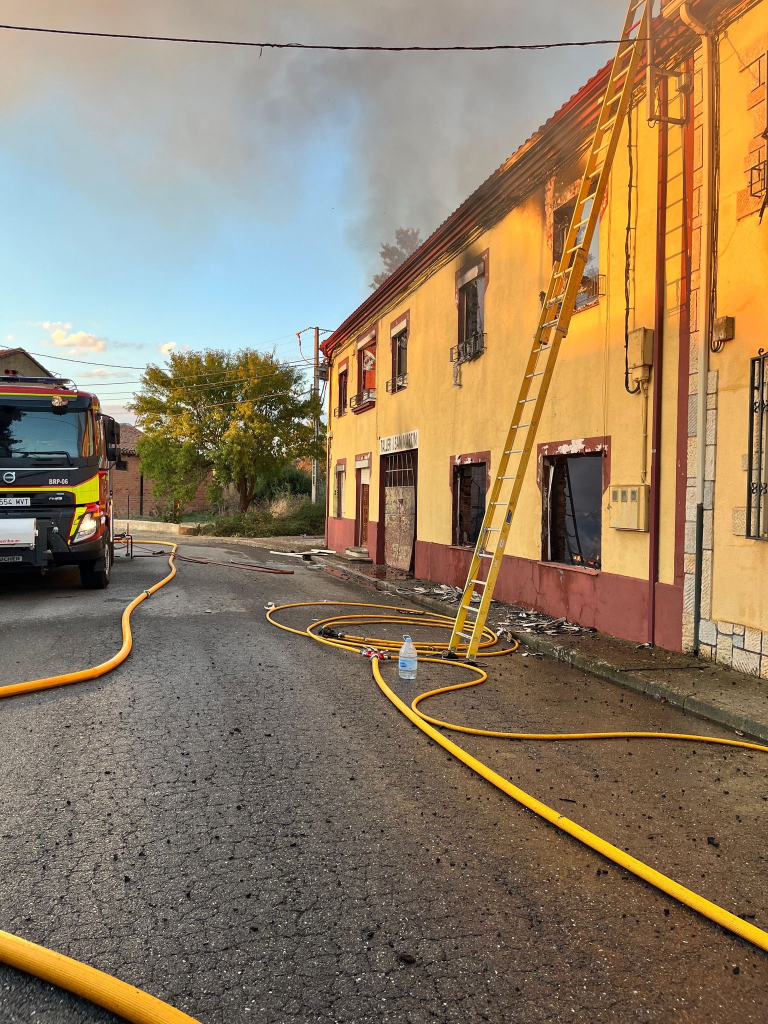Un incendio en Saludes de Castroponce afecta a dos viviendas y a un antiguo taller de muebles. | L.N.C. Un incendio en Saludes de Castroponce afecta a dos viviendas y a un antiguo taller de muebles. | L.N.C.