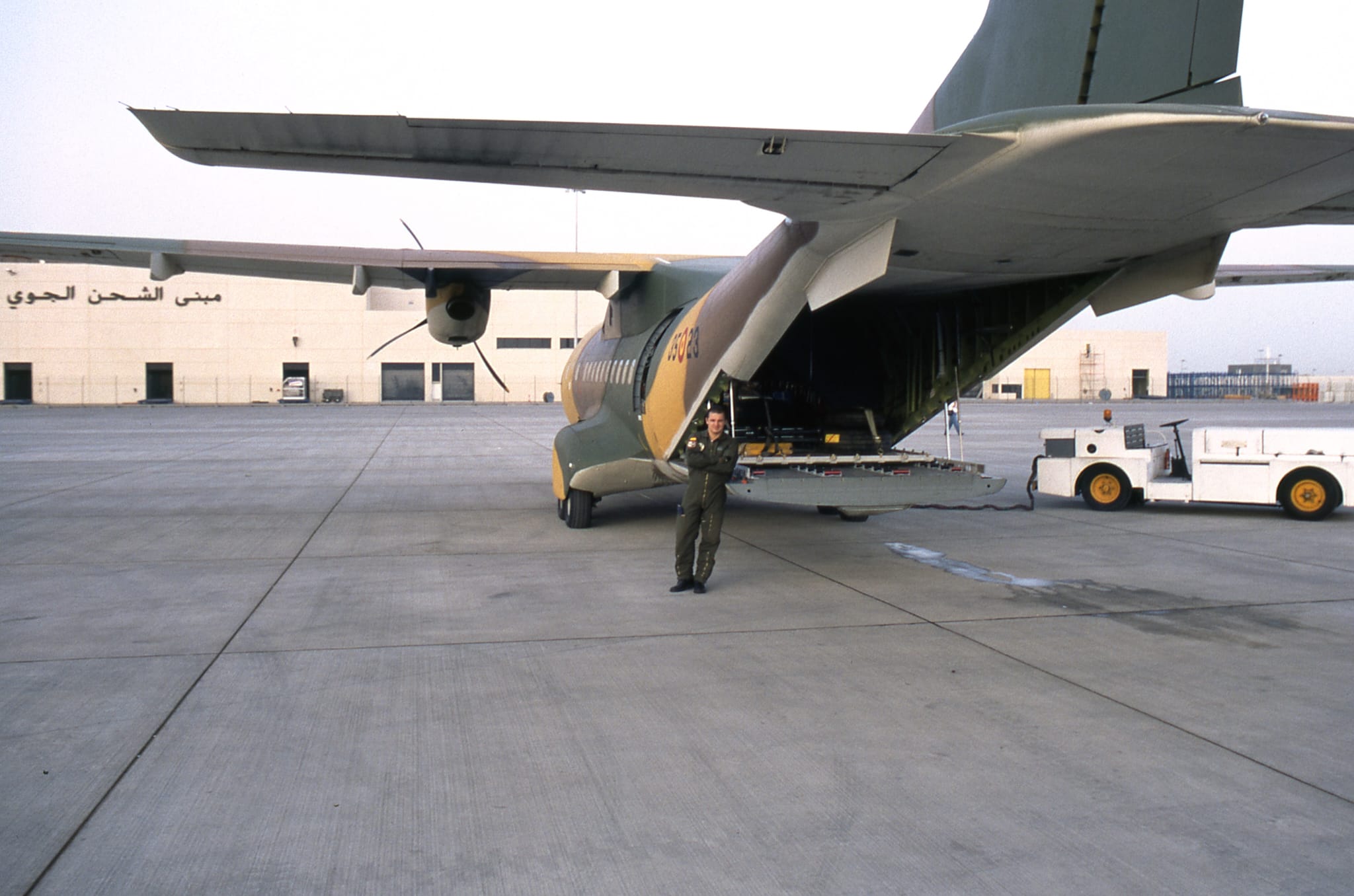 El coronel Nieto, ya jubilado, con el CN235 en el aeropuerto de Dubai en 1991 durante una misión de apoyo a buques de la Armada | J.V.N.
