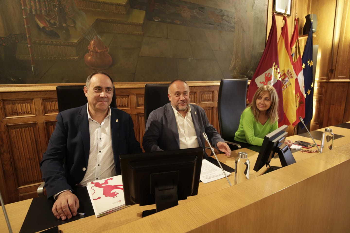 Un instante de la recepción a los ayuntamientos adheridos a la iniciativa. | FERNANDO OTERO Un instante de la recepción a los ayuntamientos adheridos a la iniciativa. | FERNANDO OTERO