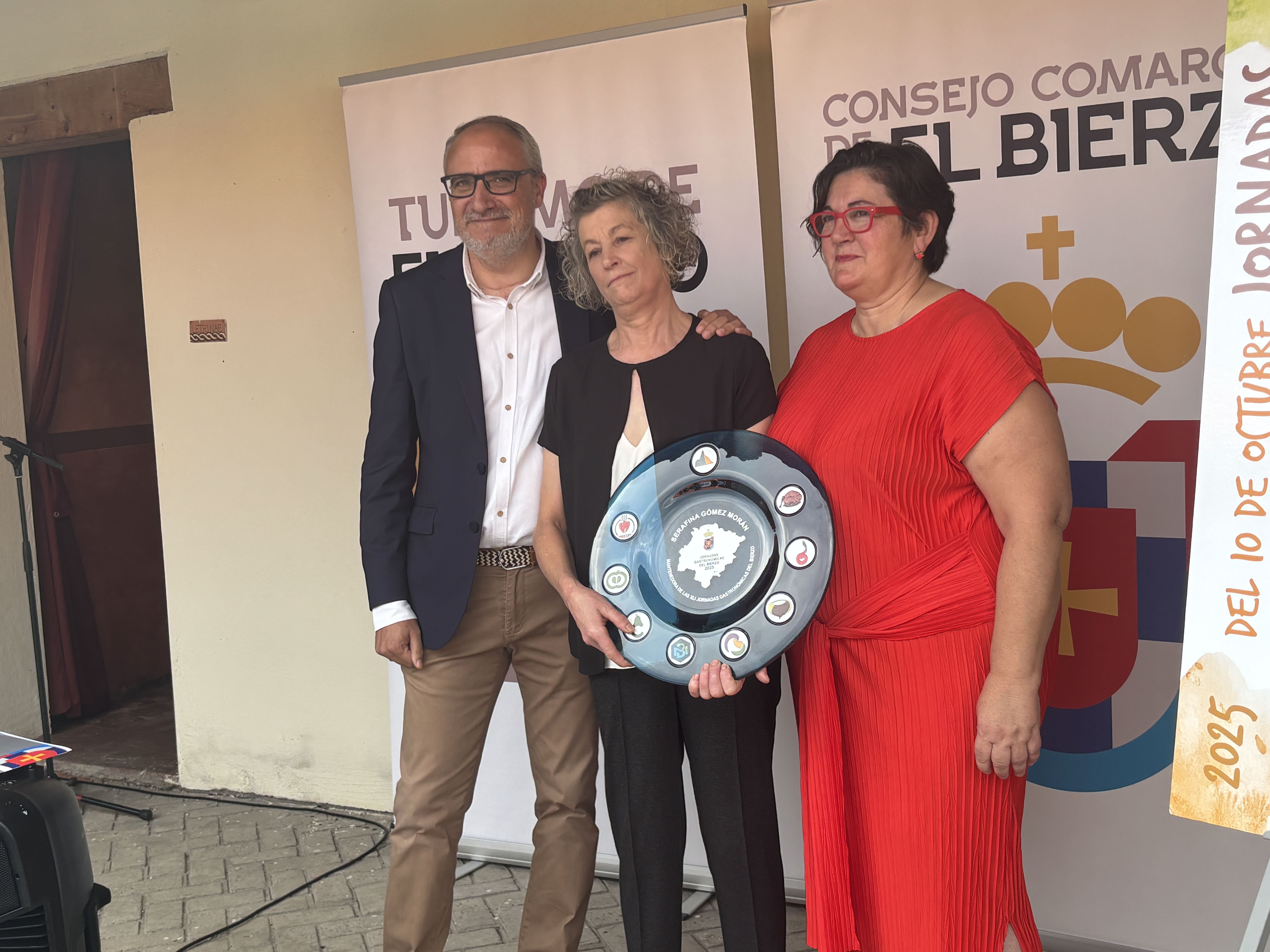 Olegario Ramón (i) y la consejera Cristina Pérez (d) entregan un galardón a Fina. | JAVIER FERNÁNDEZ