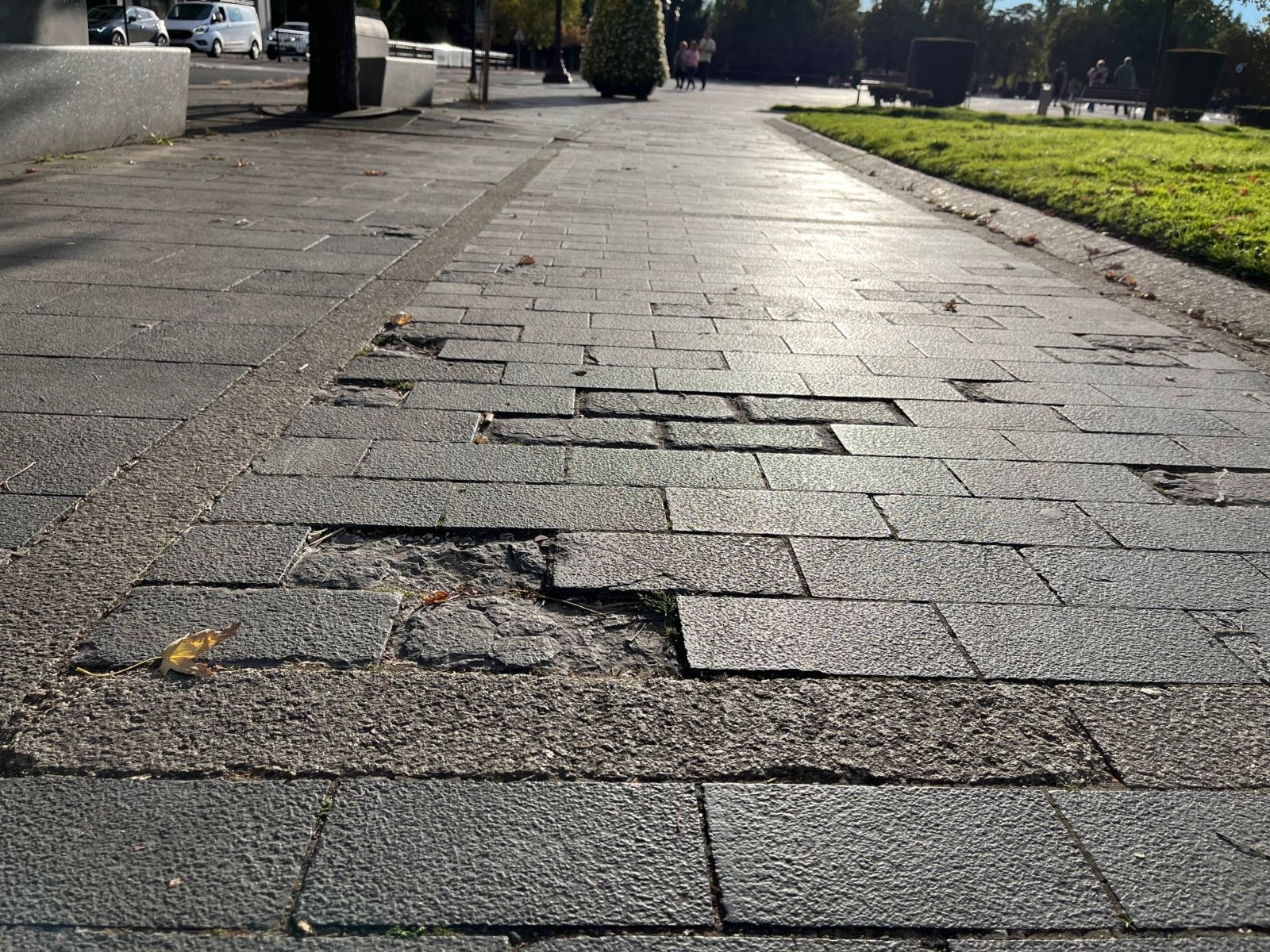 Una instantanea de como se encuentran los adoquines en mal estado de la plaza San Marcos |  L.N.C.