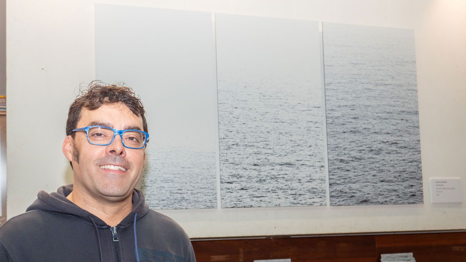 El fotógrafo guipuzcoano afincado en León, Gonzalo Hervás, ante su tríptico ‘Marea’. | VICENTE GARCÍA