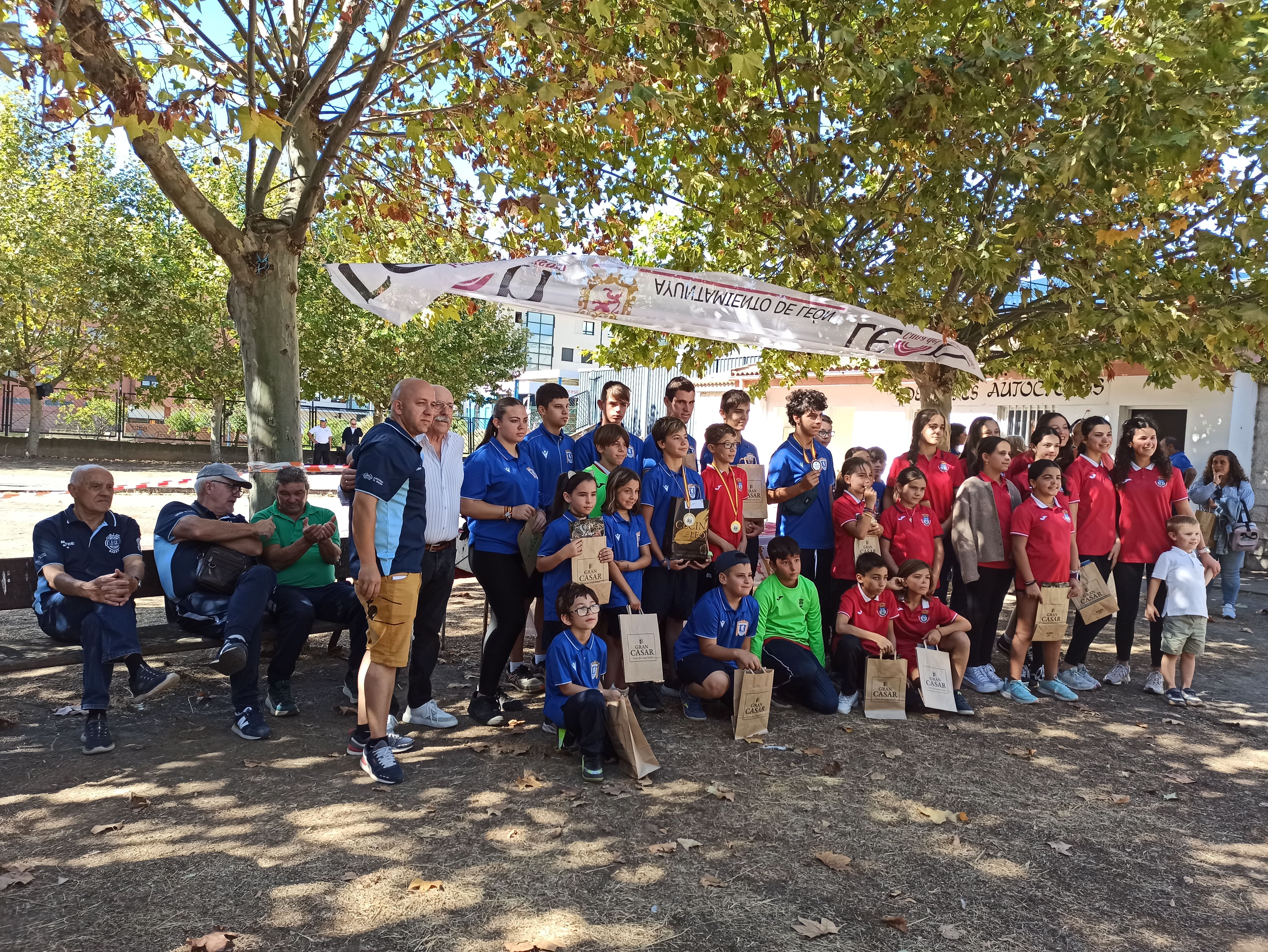 magen de todos los participantes en la jornada de deportes autóctonos por San Froilán. ALFREDO HURTADO