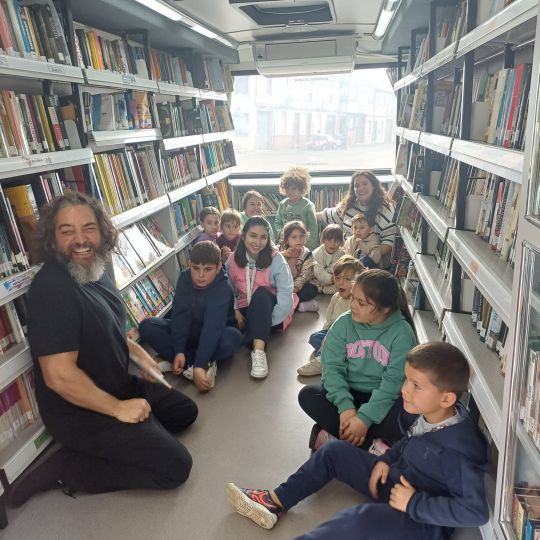 En el bibliobús. L.N.C. En el bibliobús. L.N.C.