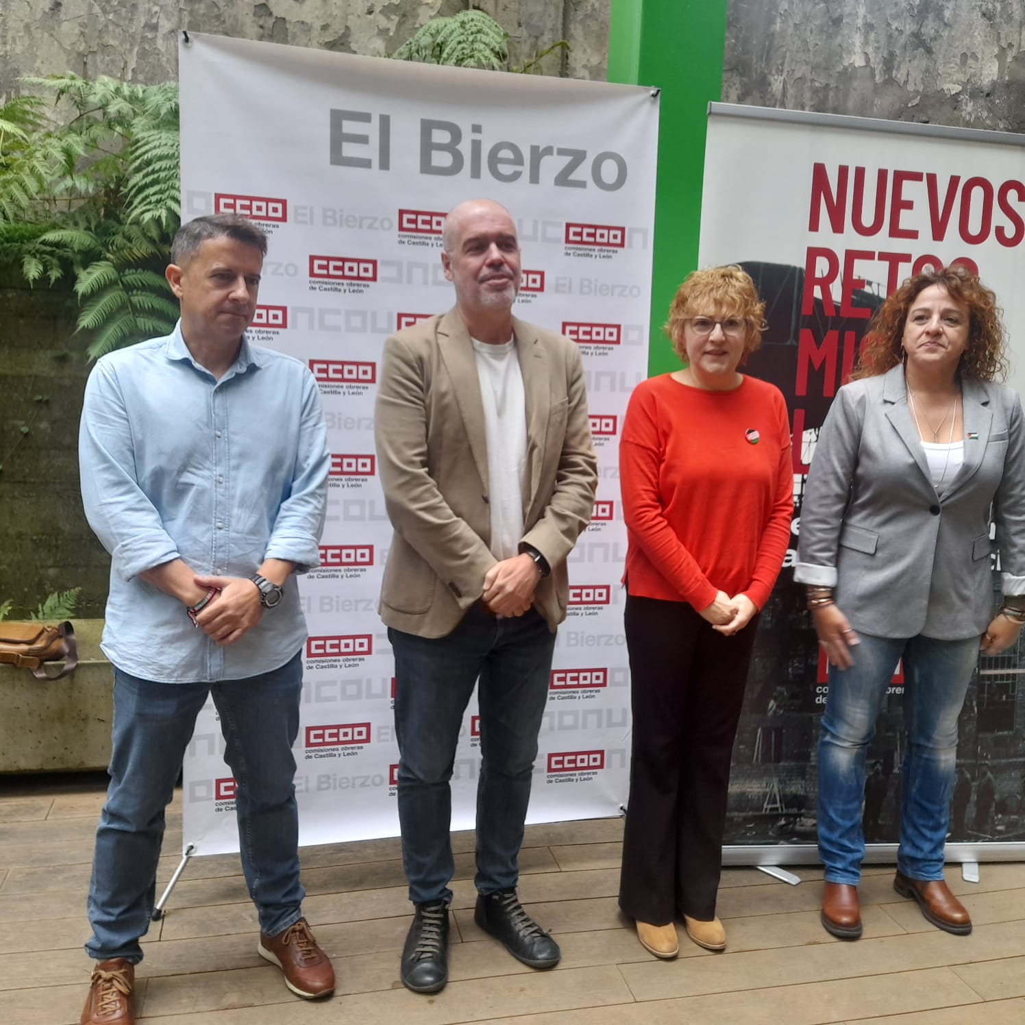 Unai Sordo con los delegados de Castilla y León y del Bierzo en la Térmica Cultural, donde se realizó la asamblea. | MAR IGLESIAS