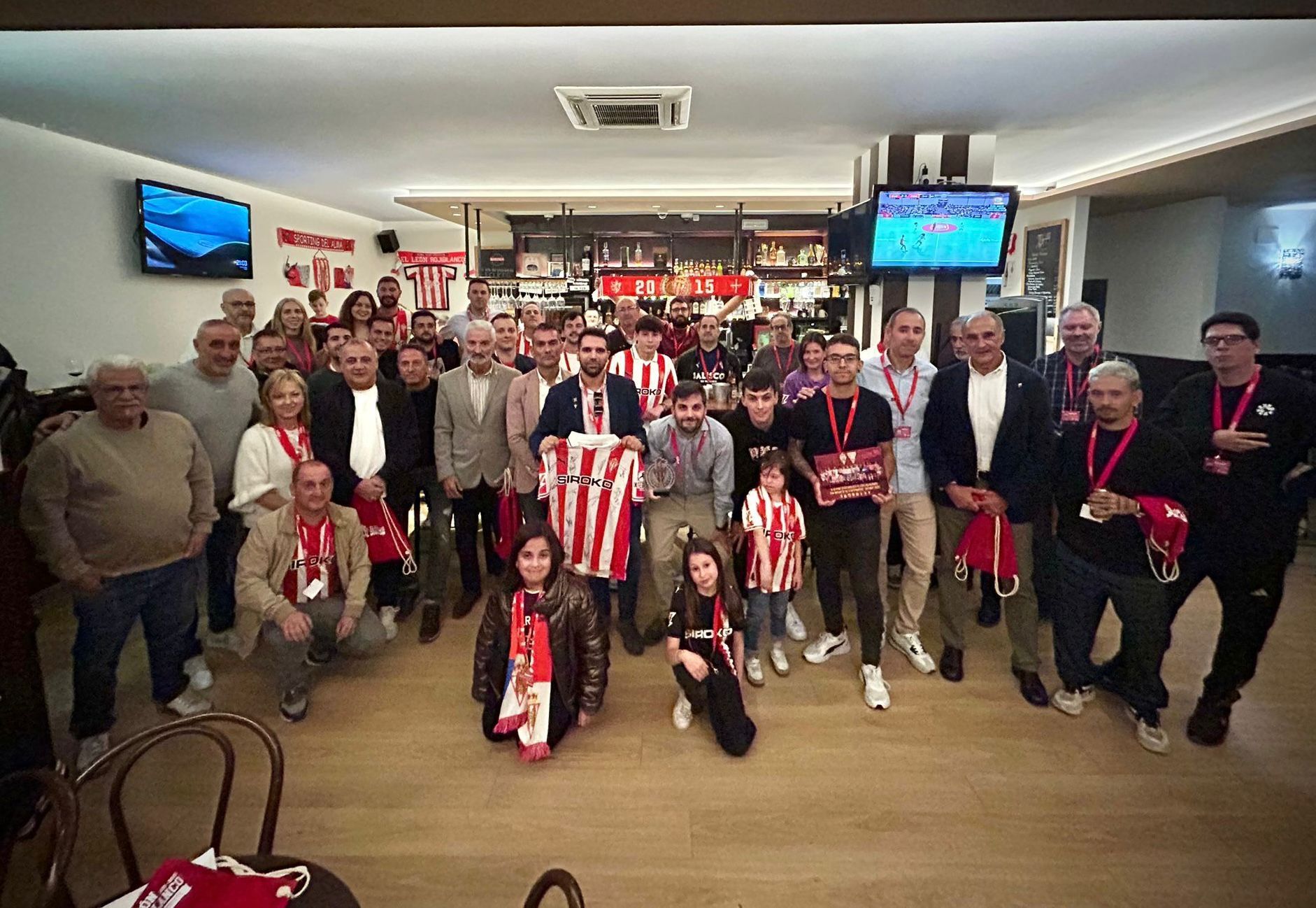 Décimo aniversario de la Peña Sportinguita El León Rojiblanco en León. LNC