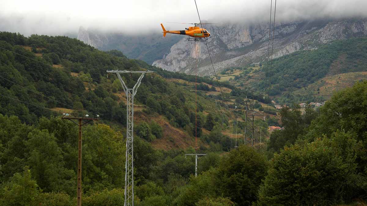 El consejero Suárez-Quiñones inauguró este viernes la vía Ferrata, en Posada de Valdeón, localidad que aparece en la imagen. | ICAL