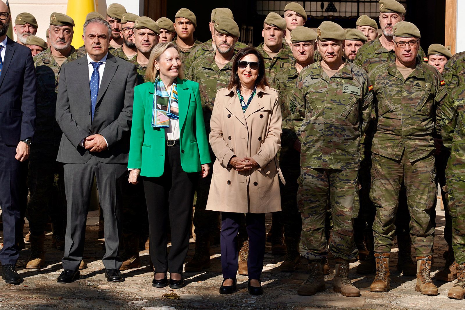 La ministra Margarita Robles, durante su visita al acuartelamiento de Astorga. | CAMPILLO (ICAL)