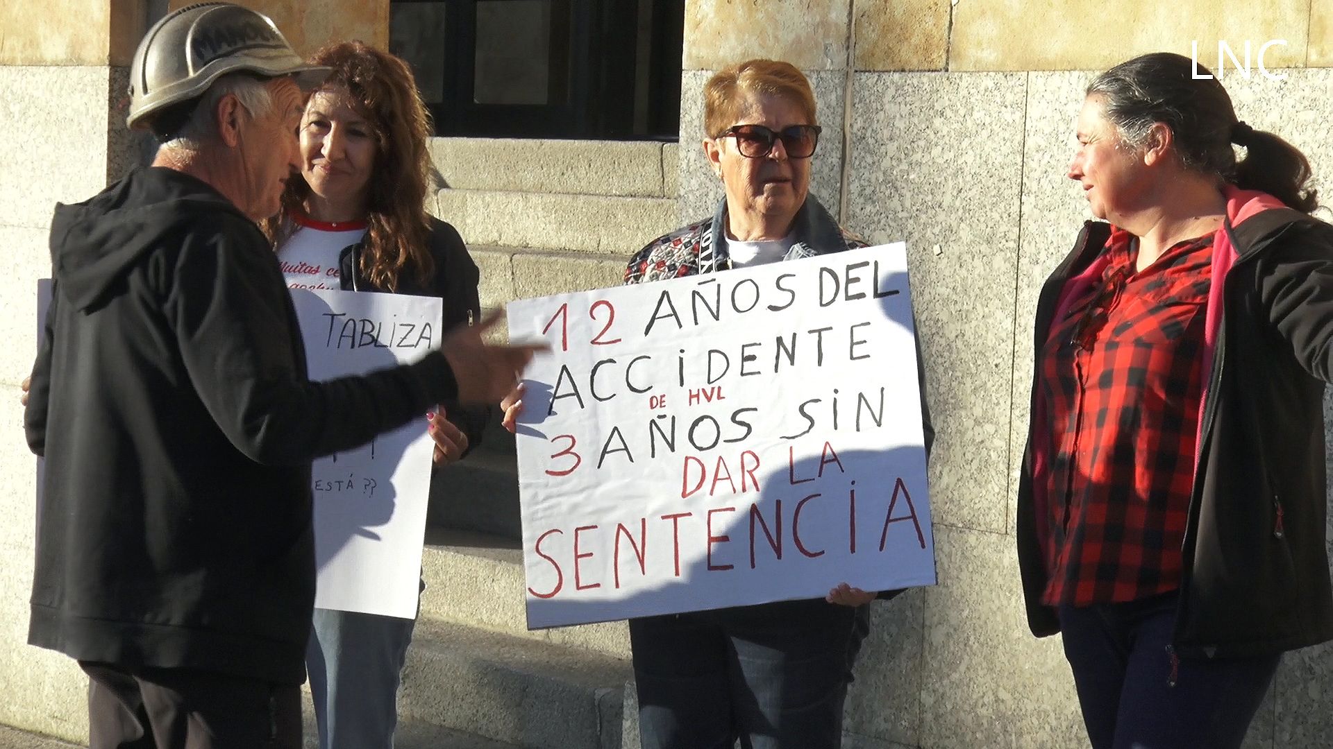 Familiares de los fallecidos en el accidente de la Vasco, en 2013, se concentraron ante el juzgado para exigir que se dicte sentencia
