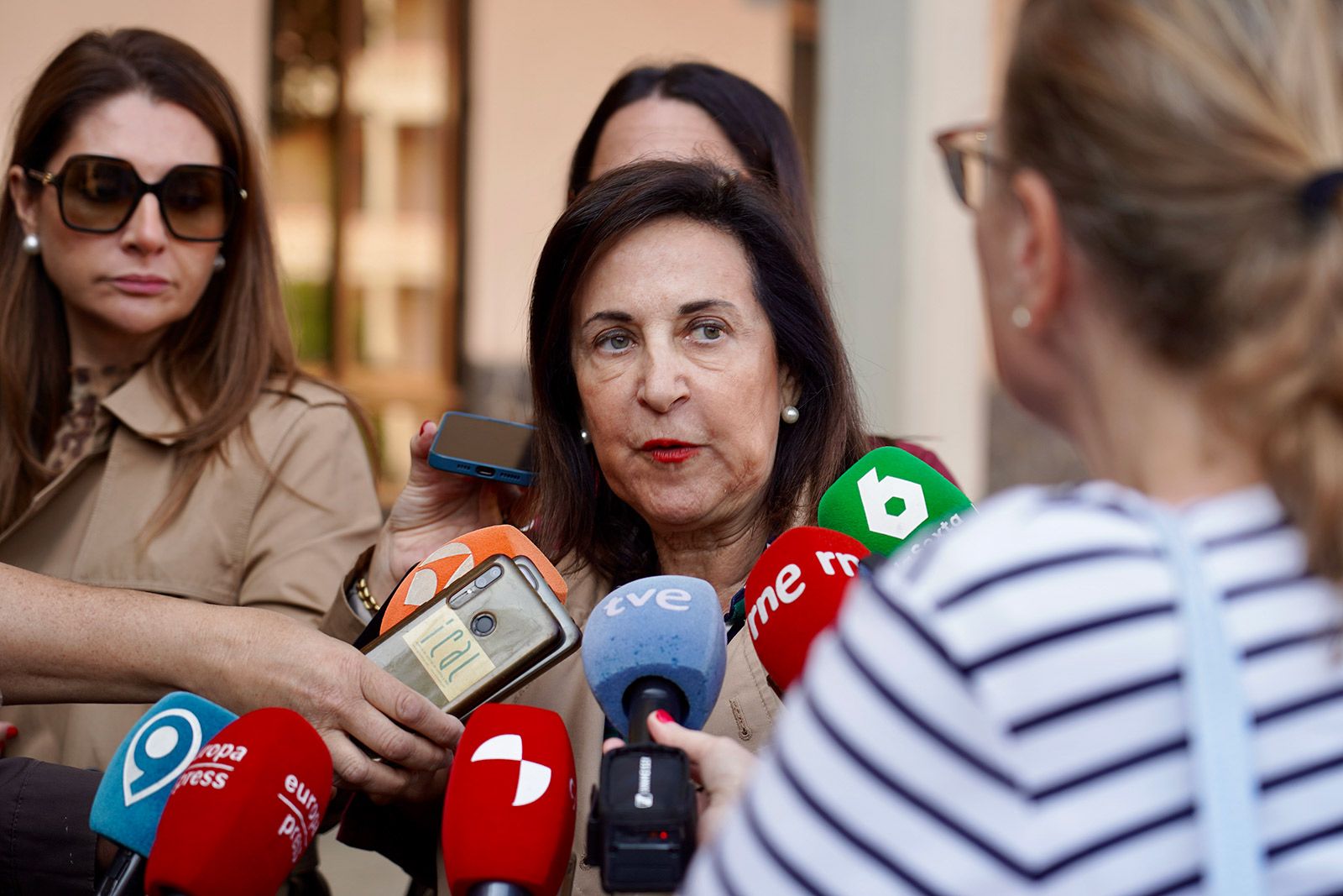 Margarita Robles, ministra de Defensa, en su visita a Astorga. | CAMPILLO (ICAL)