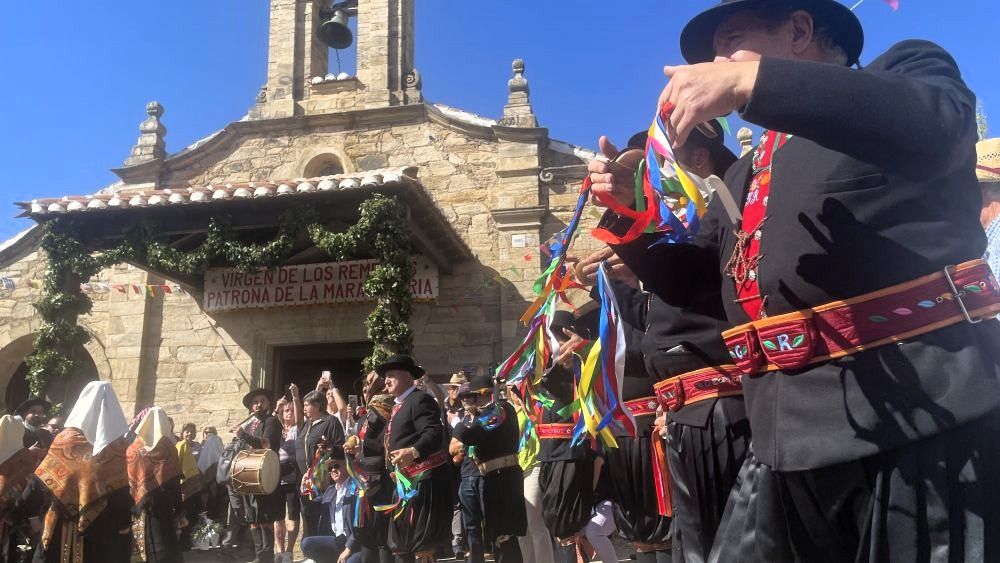 Procesión, misa mayor, el canto del ramo y la salve, y bailes maragatos en la jornada del domingo. 