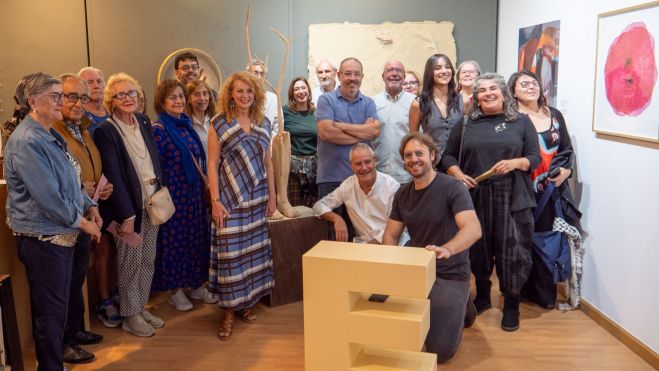 Organizadores, artistas y asistentes a la inauguración. VICENTE GARCÍA