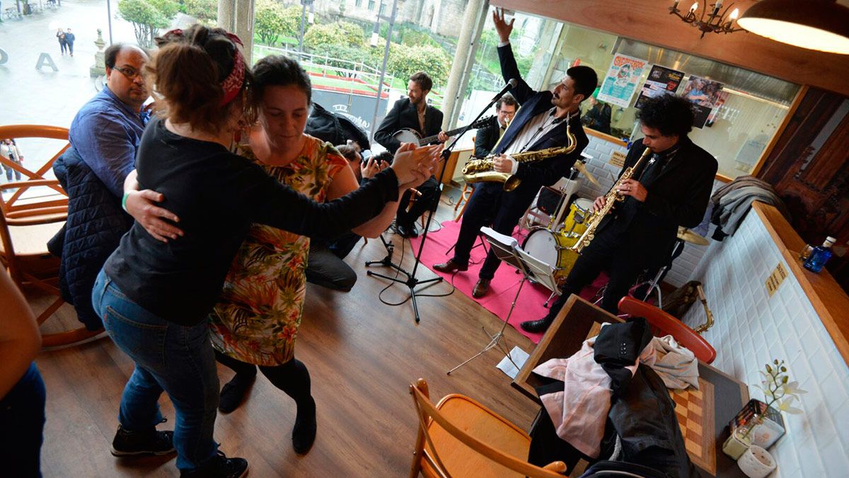 El baterista Jesús Pazos estará este sábado con The Alley Stompers en Cerezales del Condado para hacer bailar con sus ritmos a todos los asistentes. :: e. c.