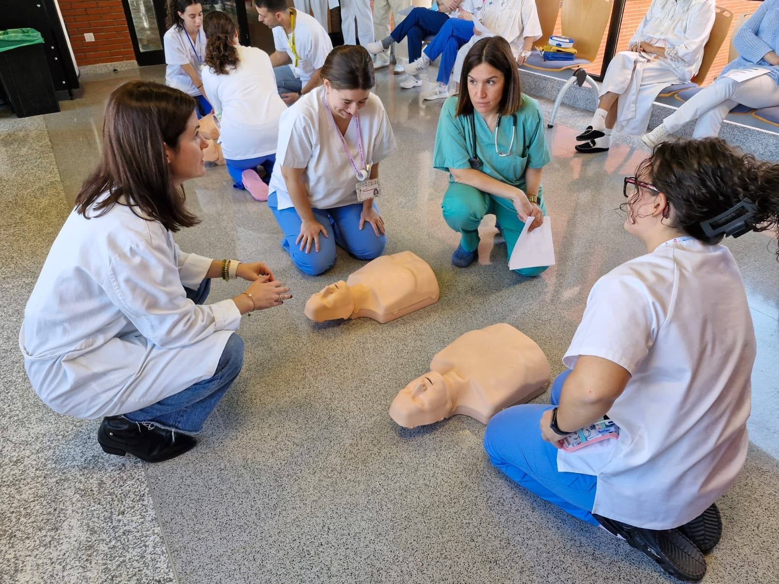 Taller de RCP básica de Cardiología en la planta de hospitalización.