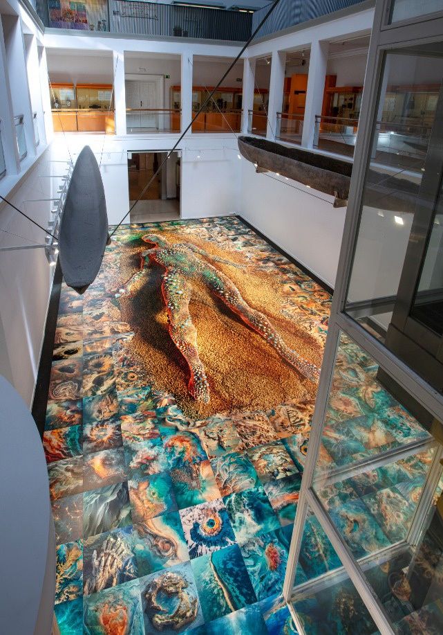 Obra principal de la muestra 'Tantos mundos en este'.