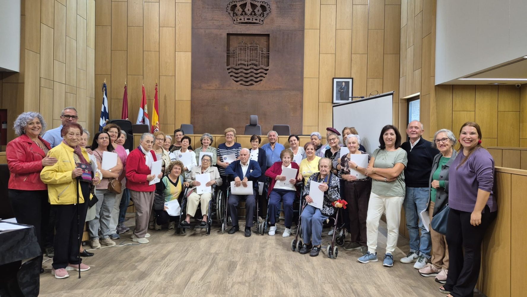 Foto de los 42 alumnos de la escuela de adultos de Villaquilambre | L.N.C.