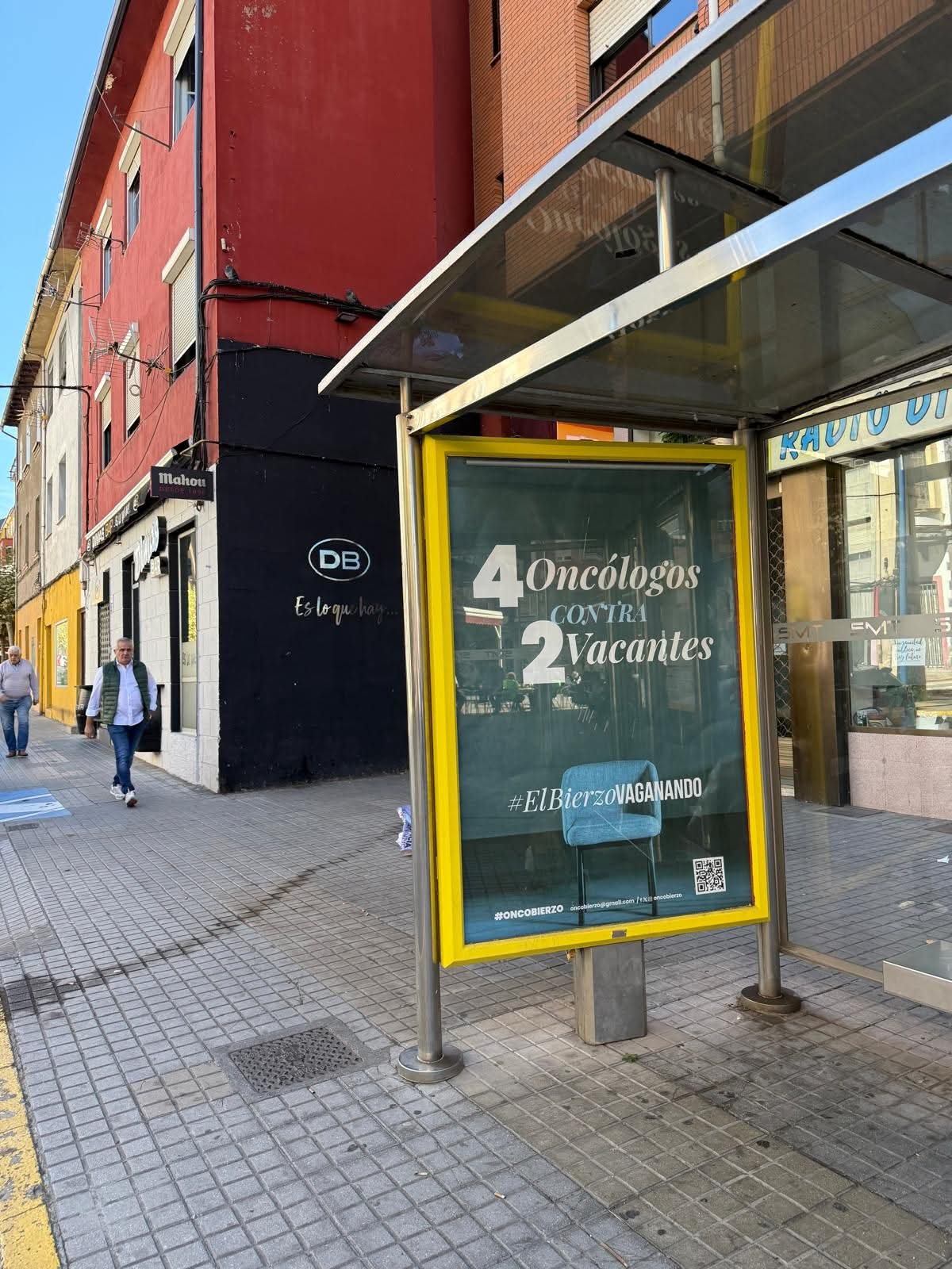 Uno de los mensajes colocados en las marquesinas, en la zona de Flores del Sil.