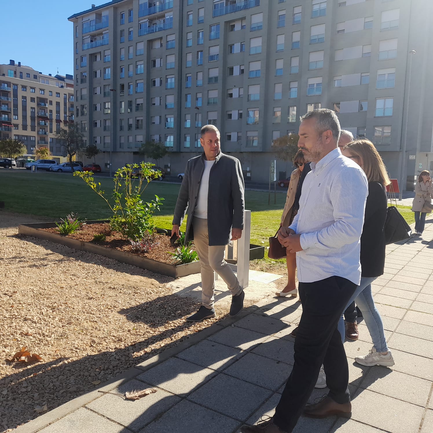 Autoridades paseando por el nuevo jardín en La Rosaleda. | MAR IGLESIAS