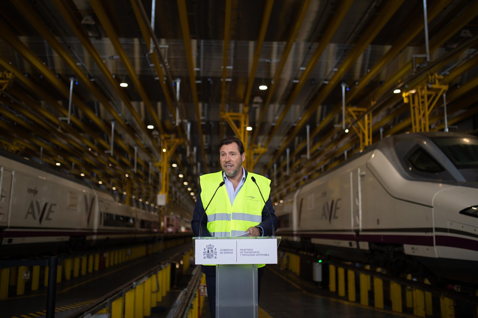 El ministro de Transportes y Movilidad Sostenible, Óscar Puente, interviene durante la presentación del Plan director de inversiones en los talleres de Renfe 2025 2030, en los Talleres de Renfe en Fuencarral