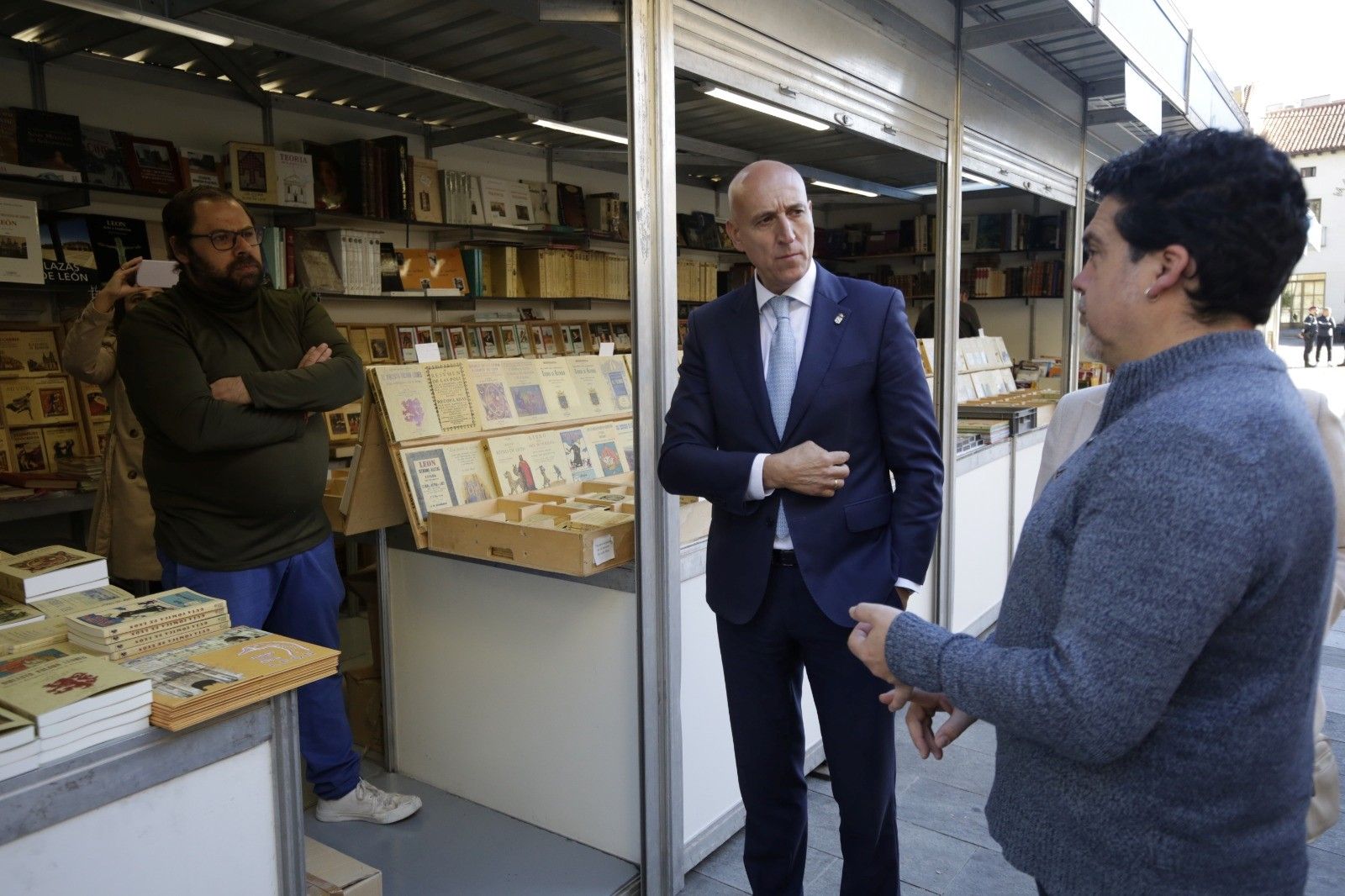 El alcalde de León y el presidente de la Asociación de Libreros de Viejo y Antiguo de Castilla y León en la inauguración de la XXXII Feria del Libro Antiguo y de Ocasión. | FERNANDO OTERO